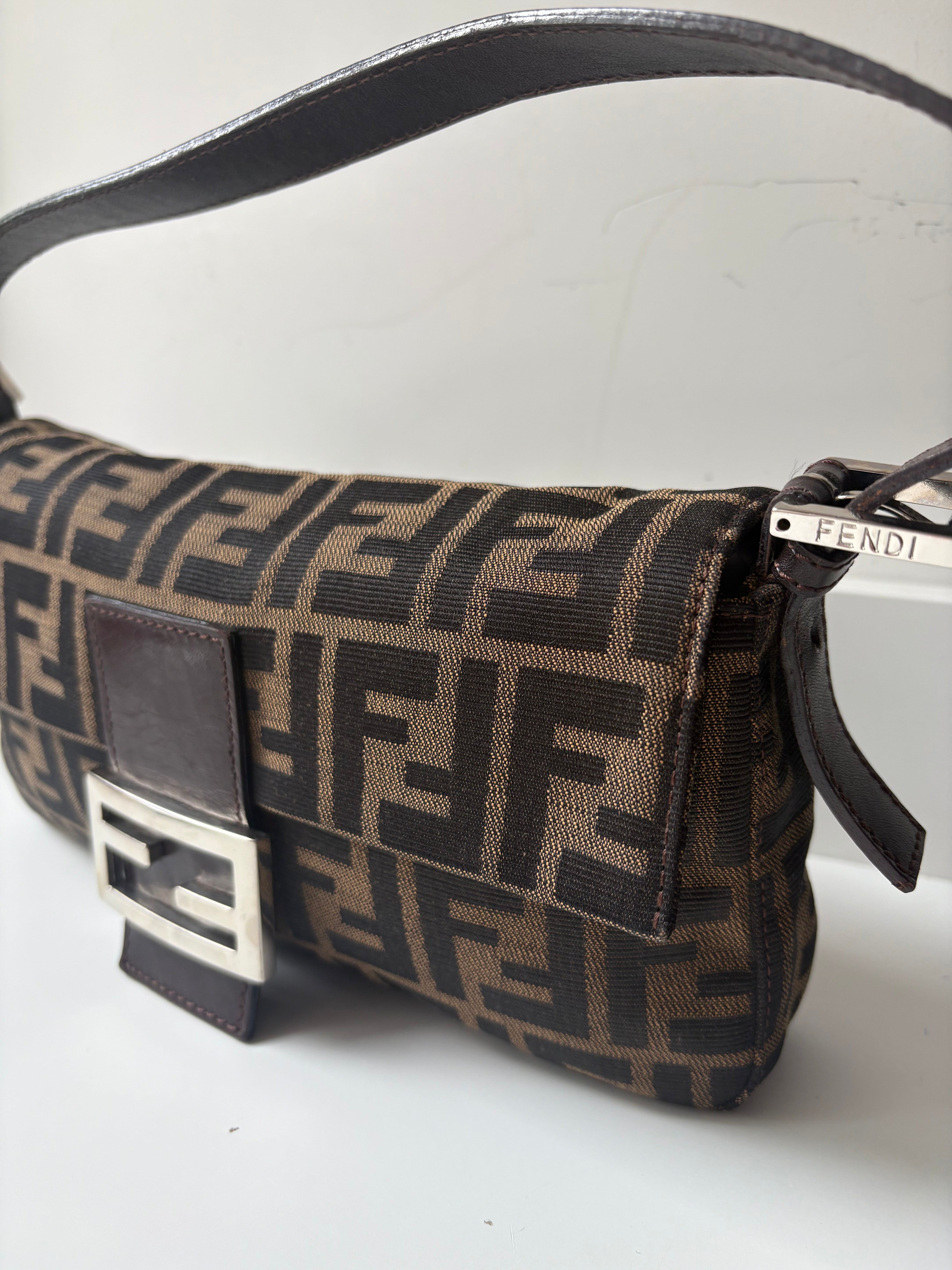 Fendi Baguette Clásica Vintage en canvas Zucca marrón con herrajes plateados
