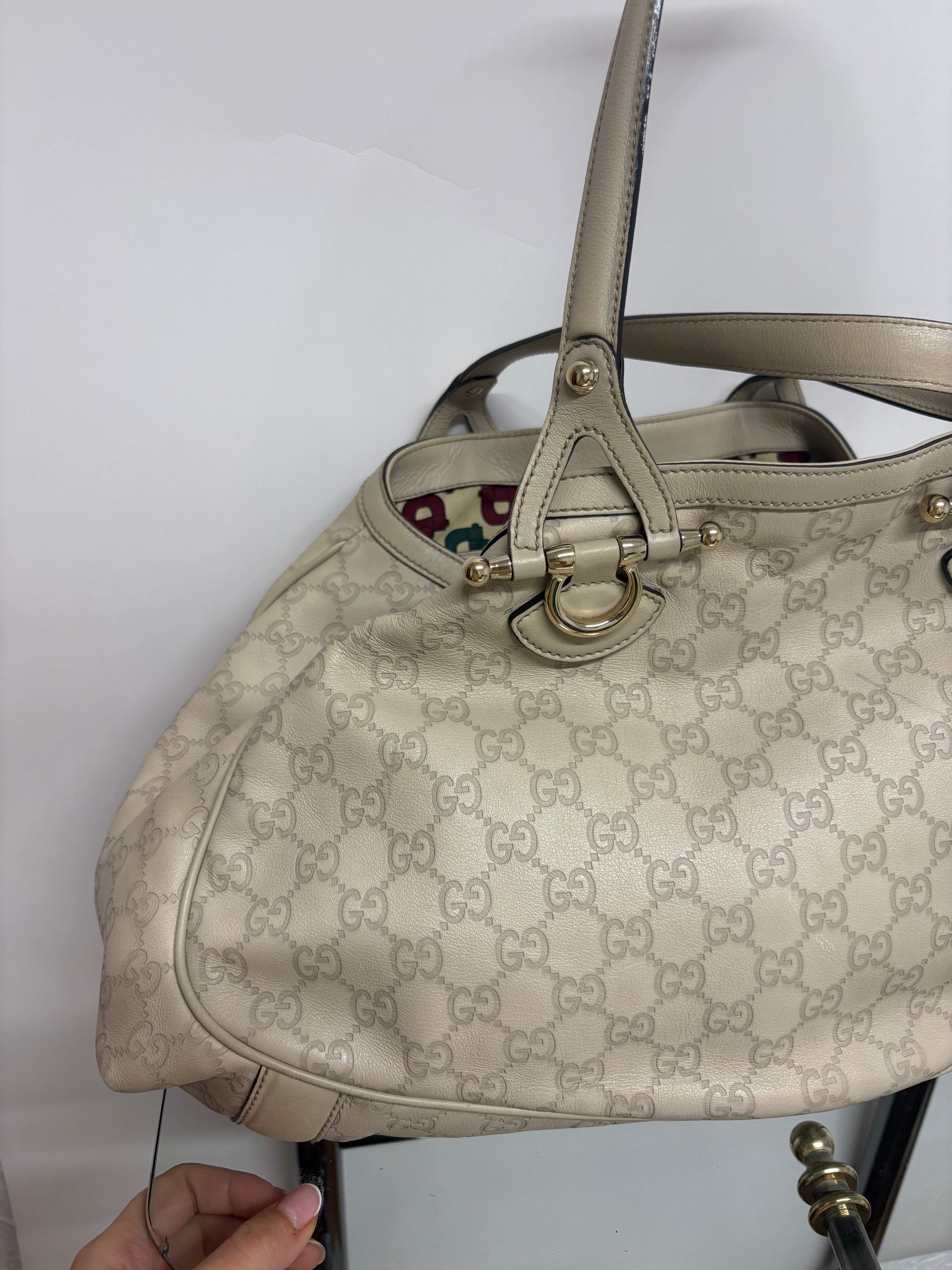 Gucci Pelham grande en piel Guccissima blanca marfil