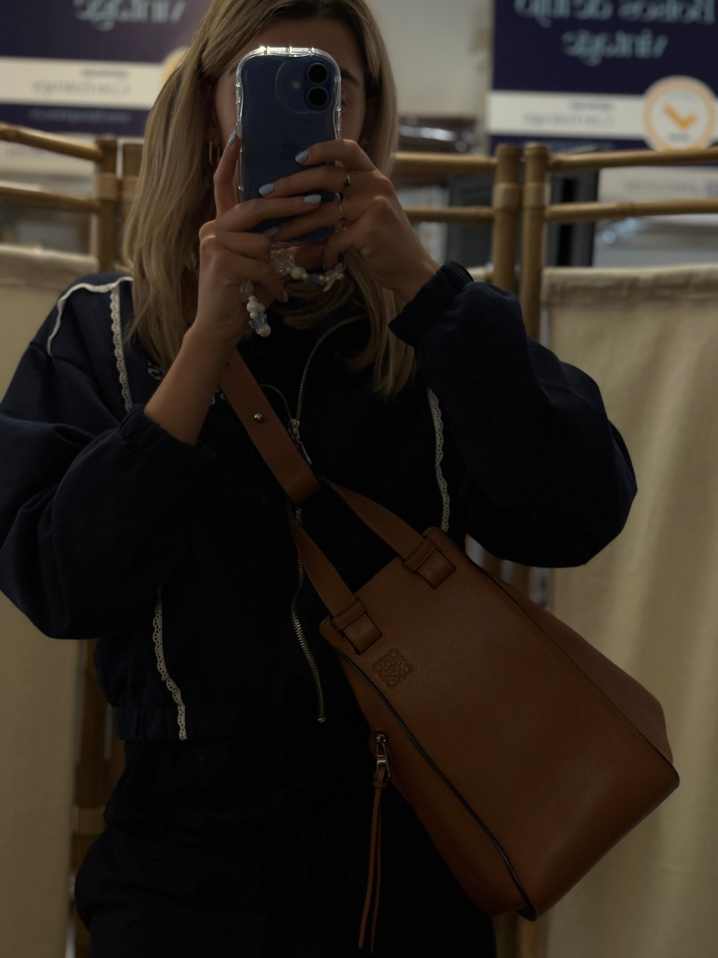 Loewe Hammock Mediano Piel Camel Con Pouch y Bandolera