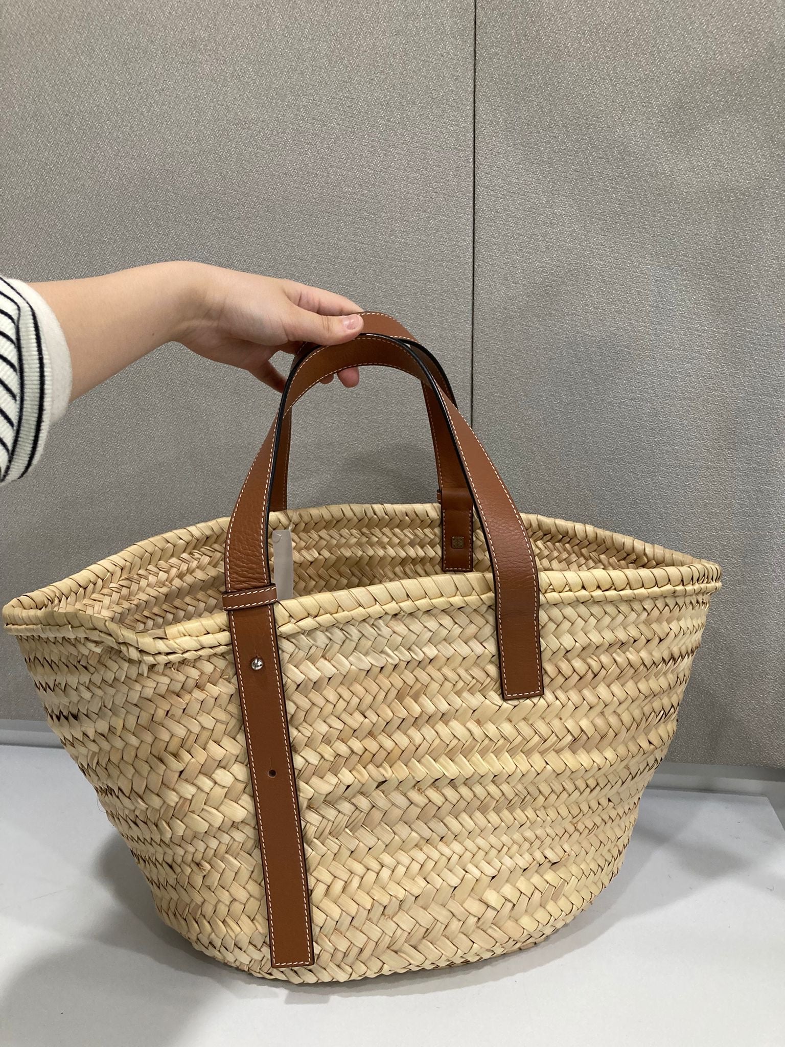 Loewe cesta rafia mediana - grande marrón clásica