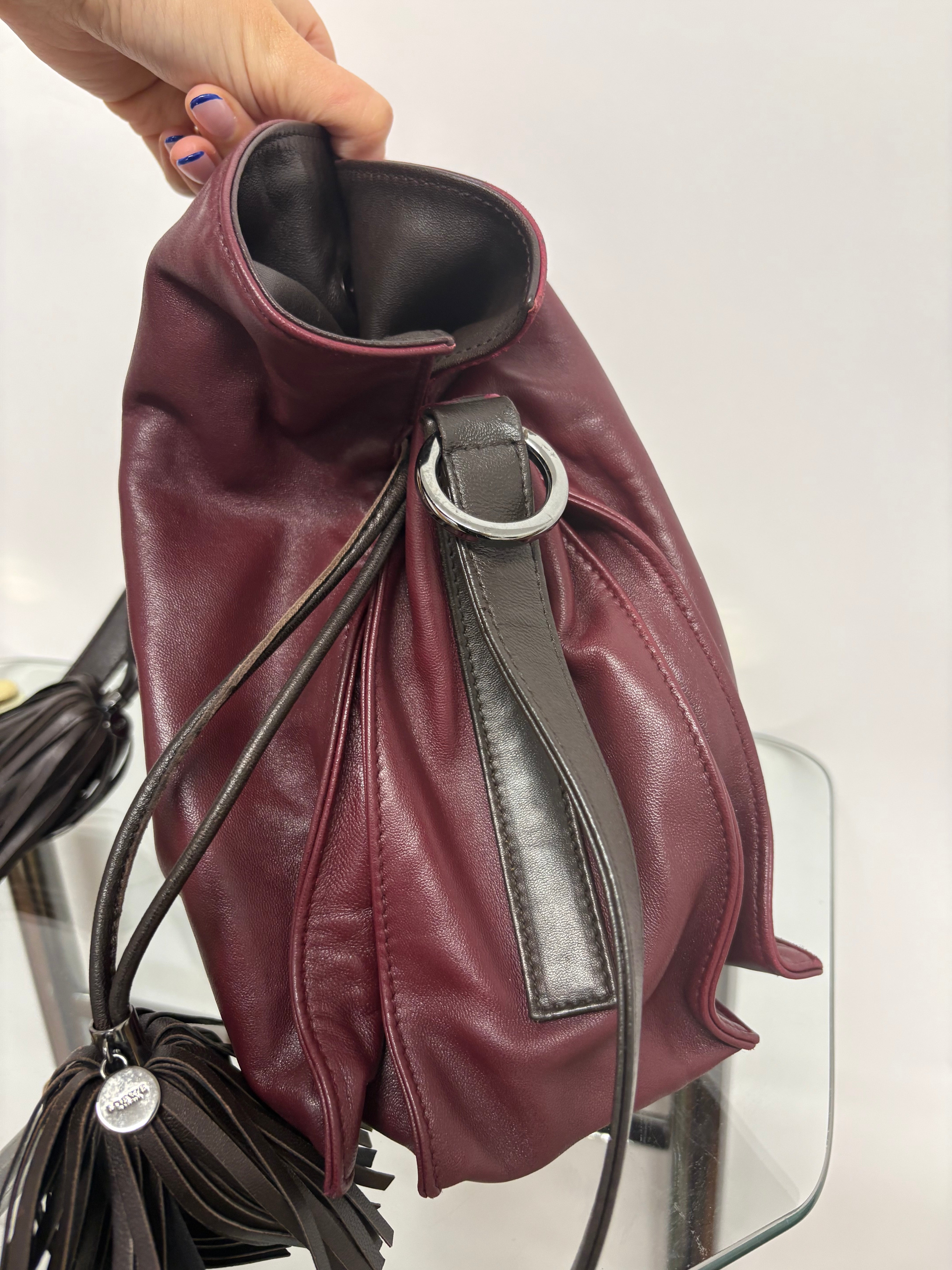 Loewe flamenco mediano burdeos y marrones con bandolera y borlas