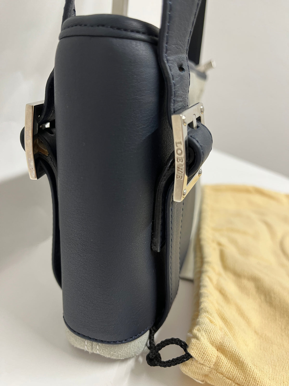 Loewe Hobo Pequeño Piel de Cordero Azul Marino y Ante Verde Claro · Herrajes Plata