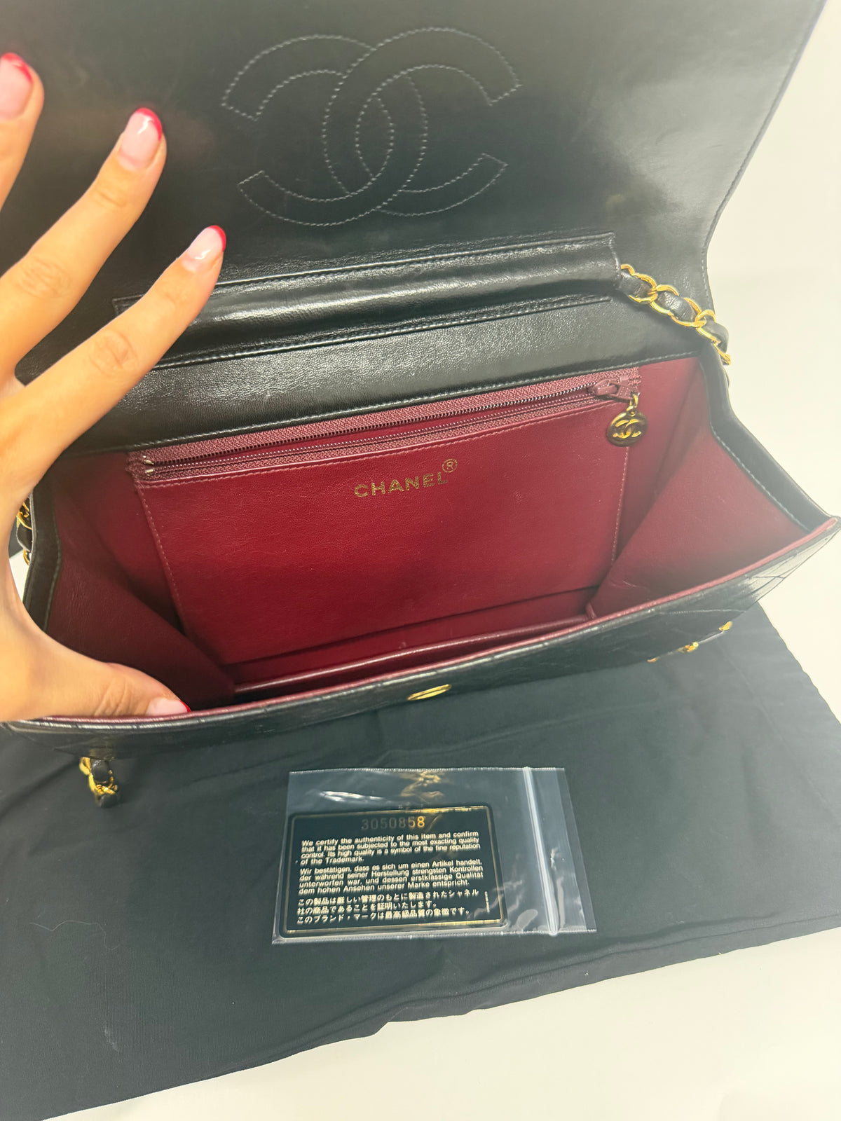Chanel Classic Single Flap Mediano Piel de Cordero Negra Herrajes Dorados
