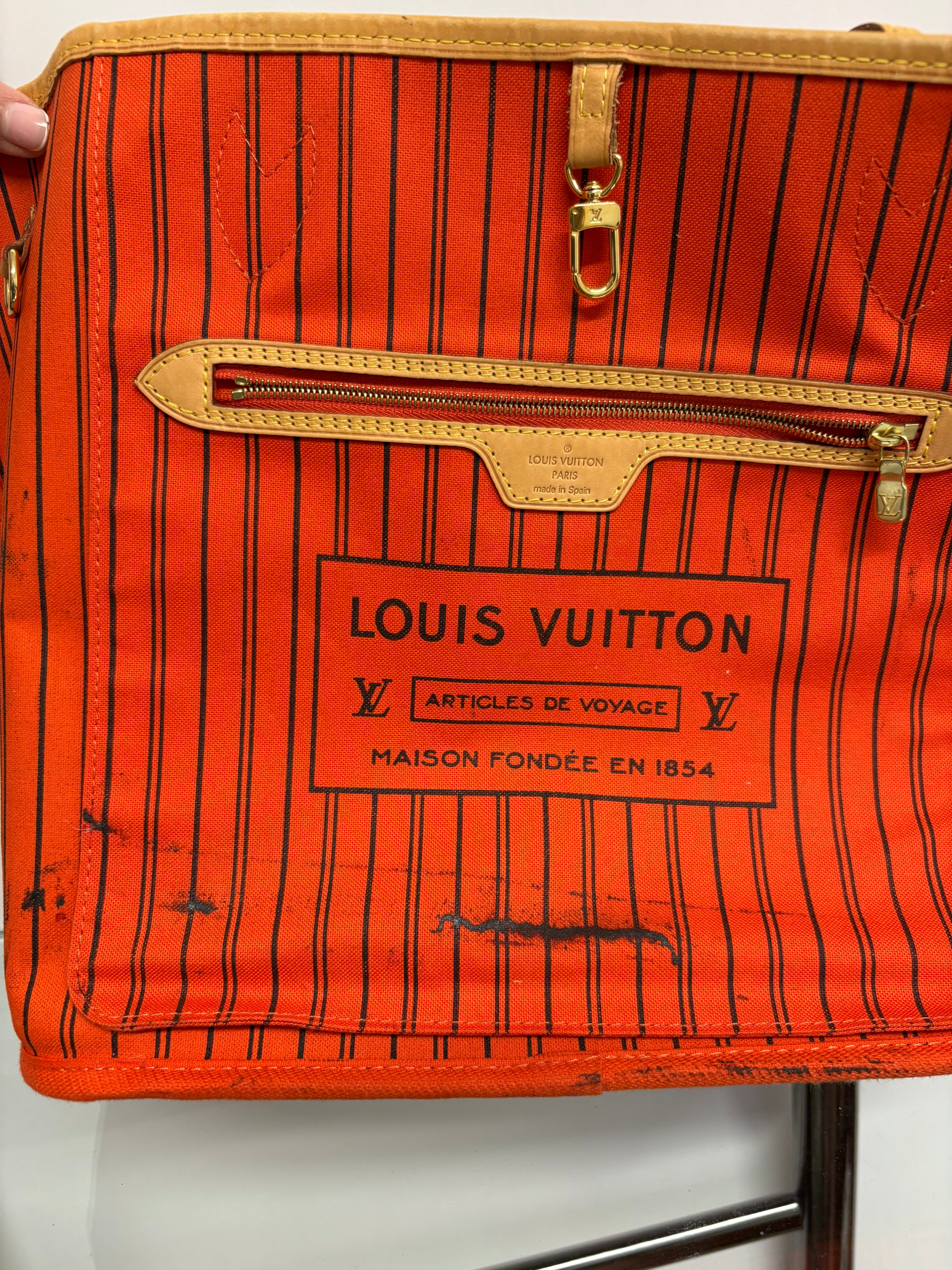 Louis Vuitton Neverfull MM Monogram Interior rojo