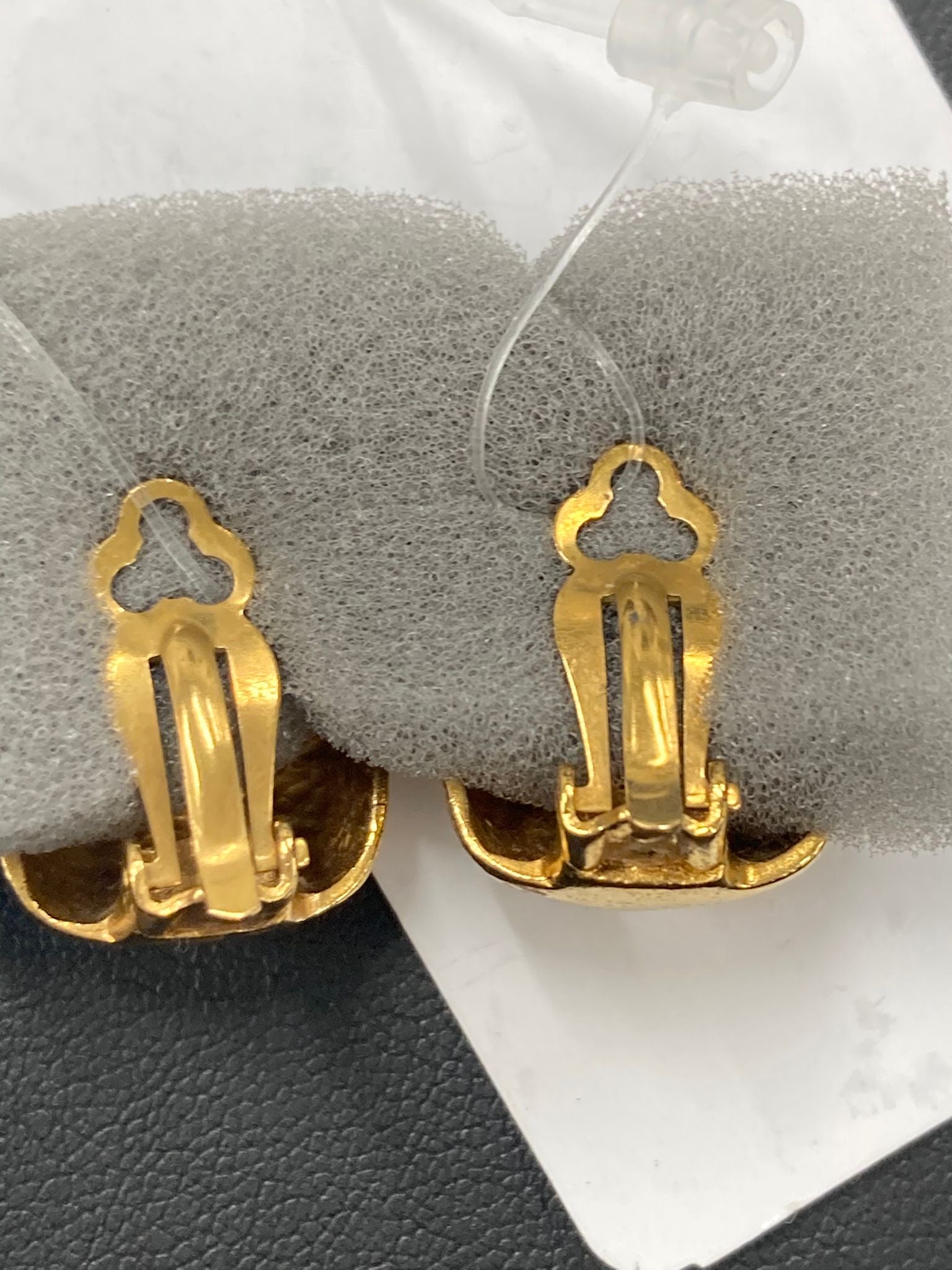 Pendientes Chanel Vintage Coco Mark bicolor colección 98A