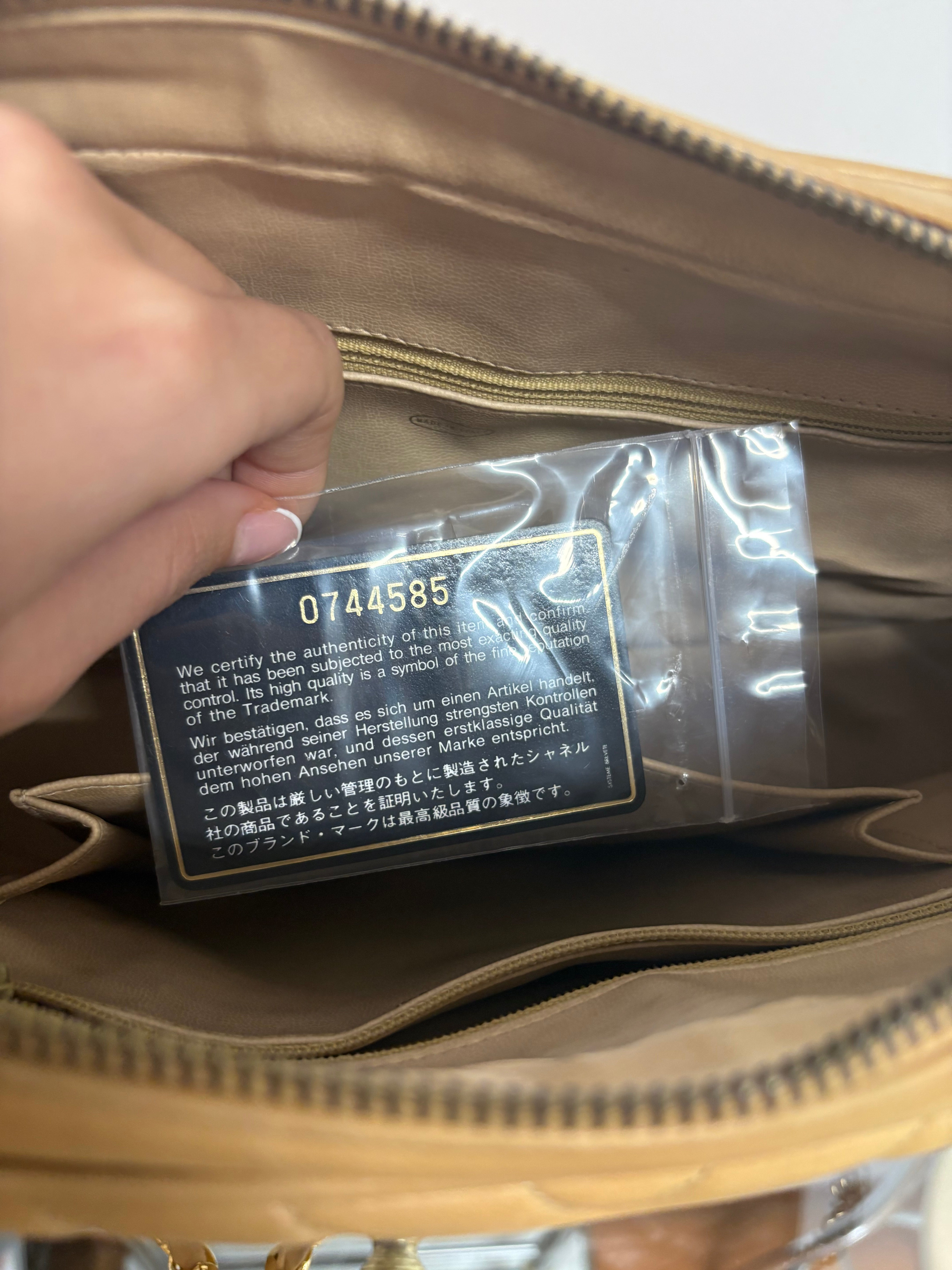 CHANEL V-Stitch Shoulder Bag Piel beige acolchada Chevron