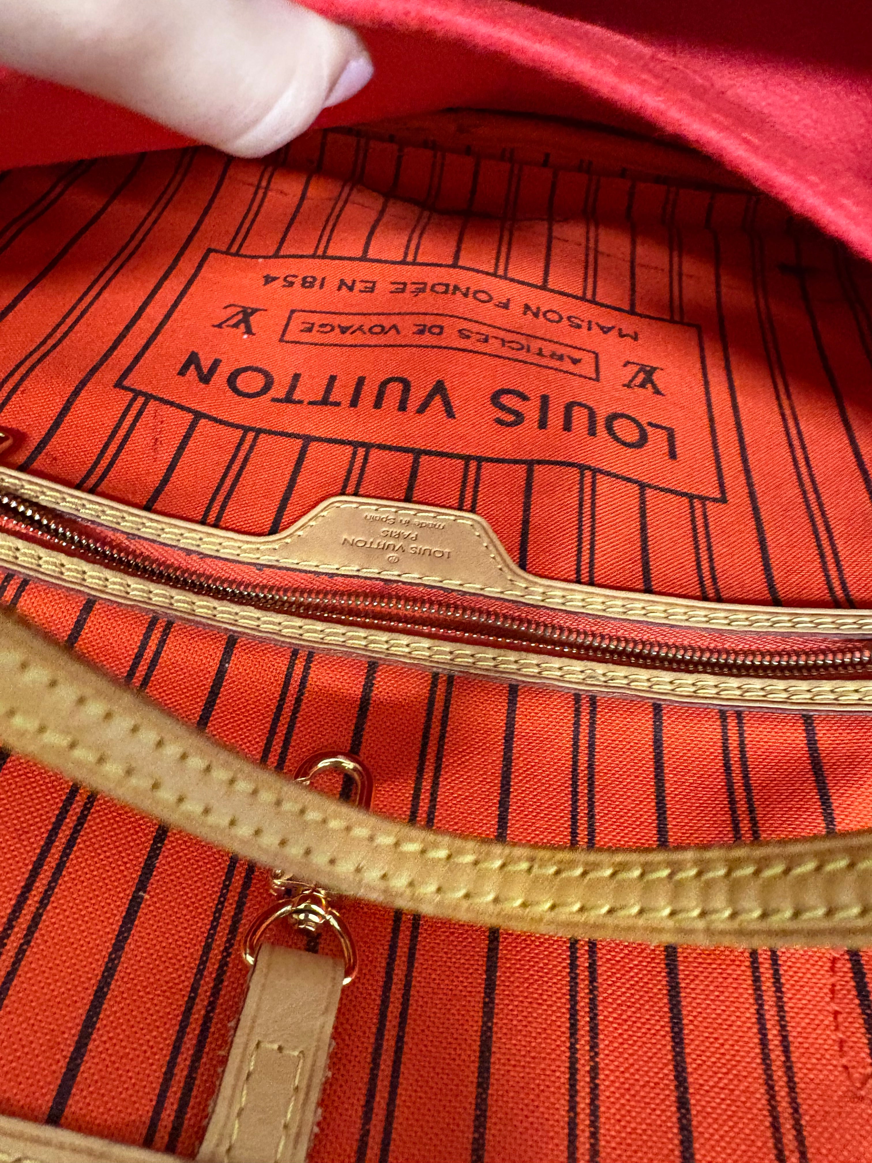 Louis Vuitton Neverfull MM Monogram Interior rojo