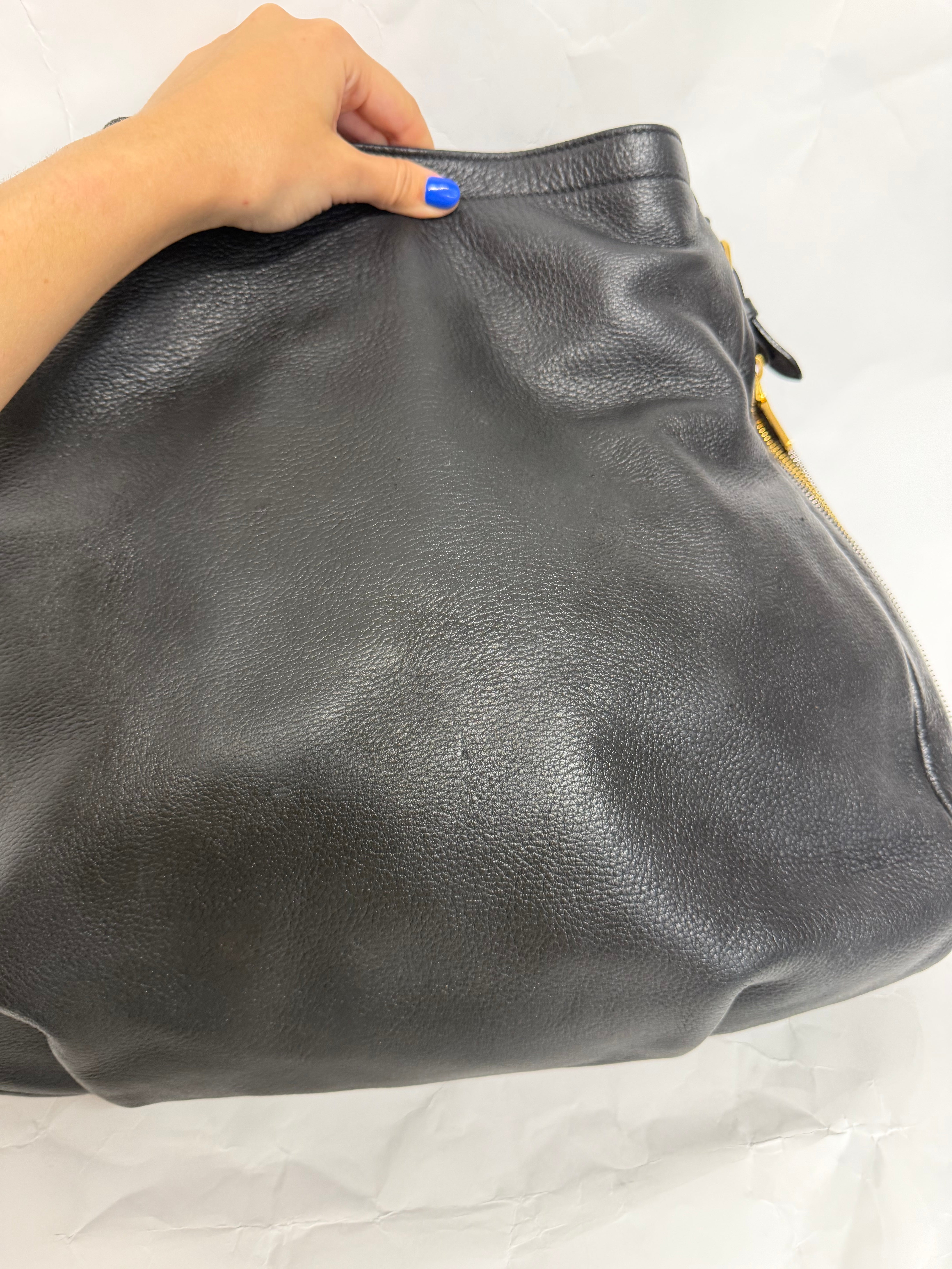 Prada Hobo Oversized en piel negra granulada