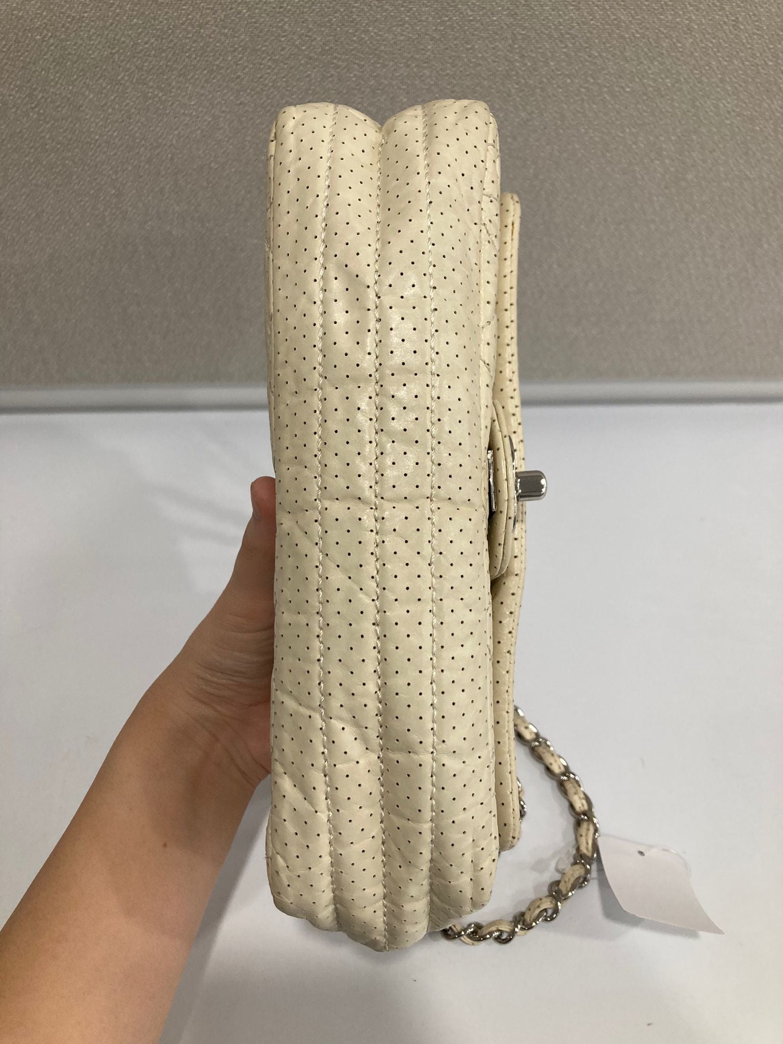 Chanel one flap acolchado perforado blanco roto