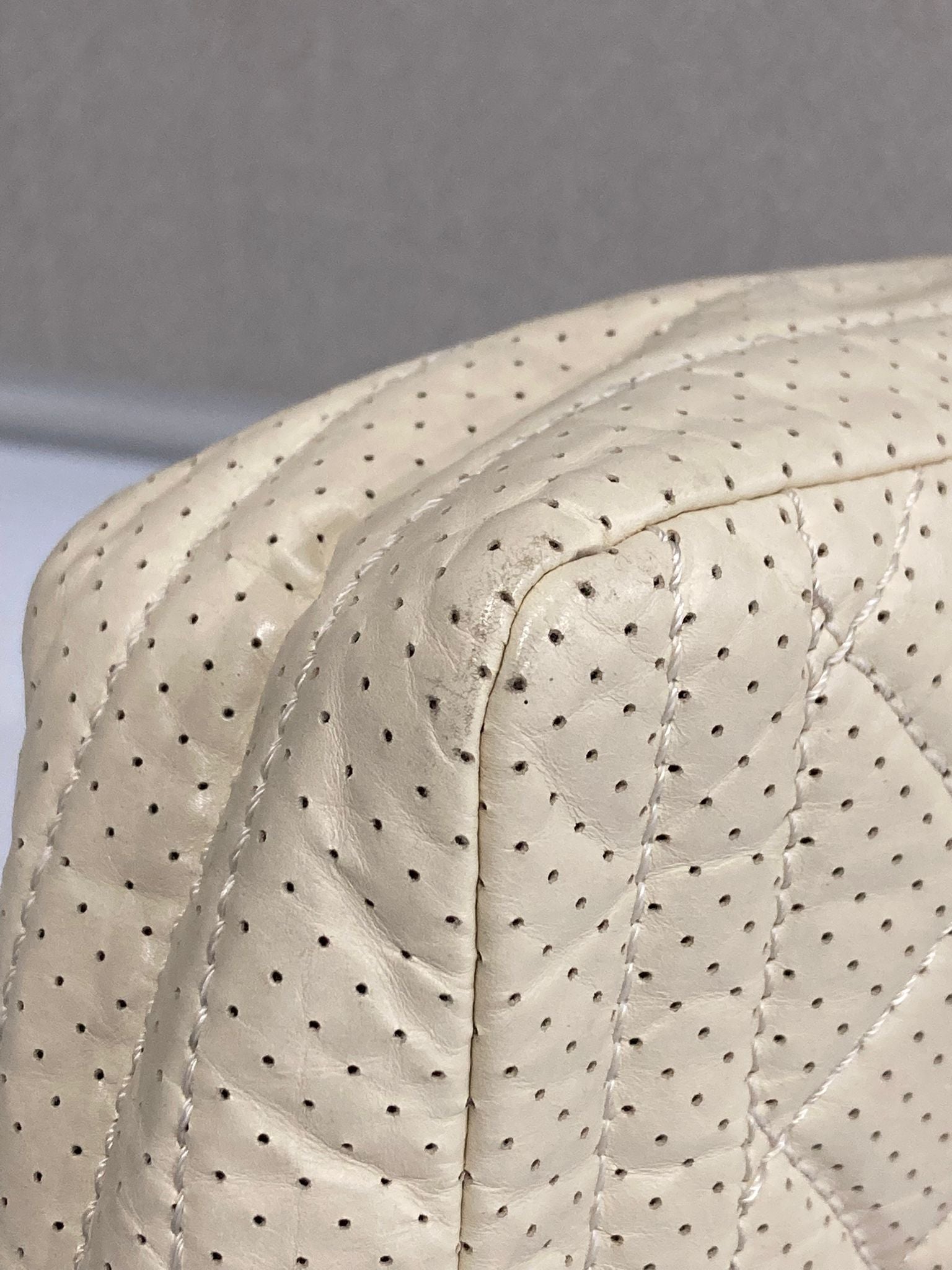 Chanel one flap acolchado perforado blanco roto