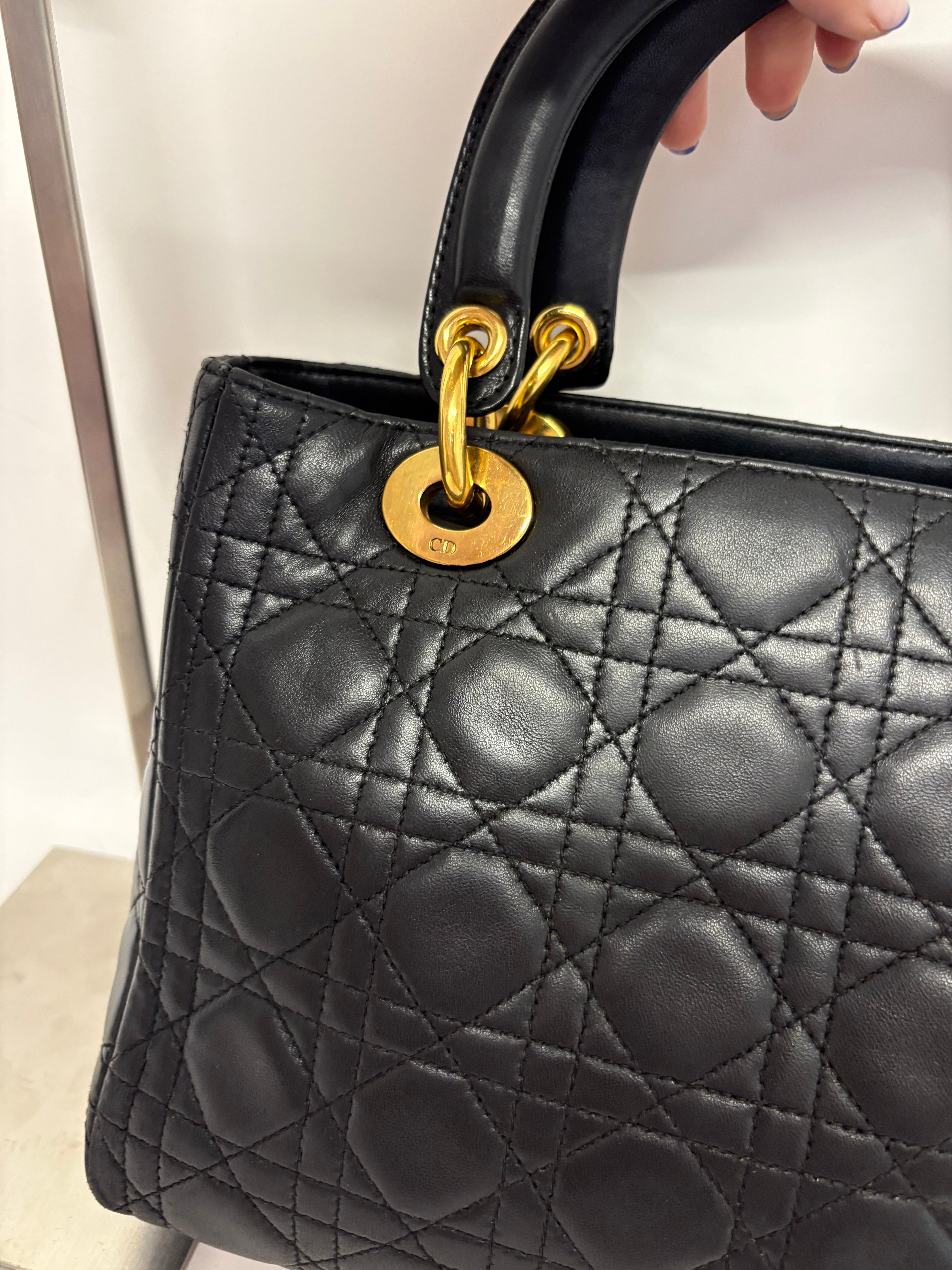 Christian Dior Lady Dior Mediana Cannage Negra y dorado