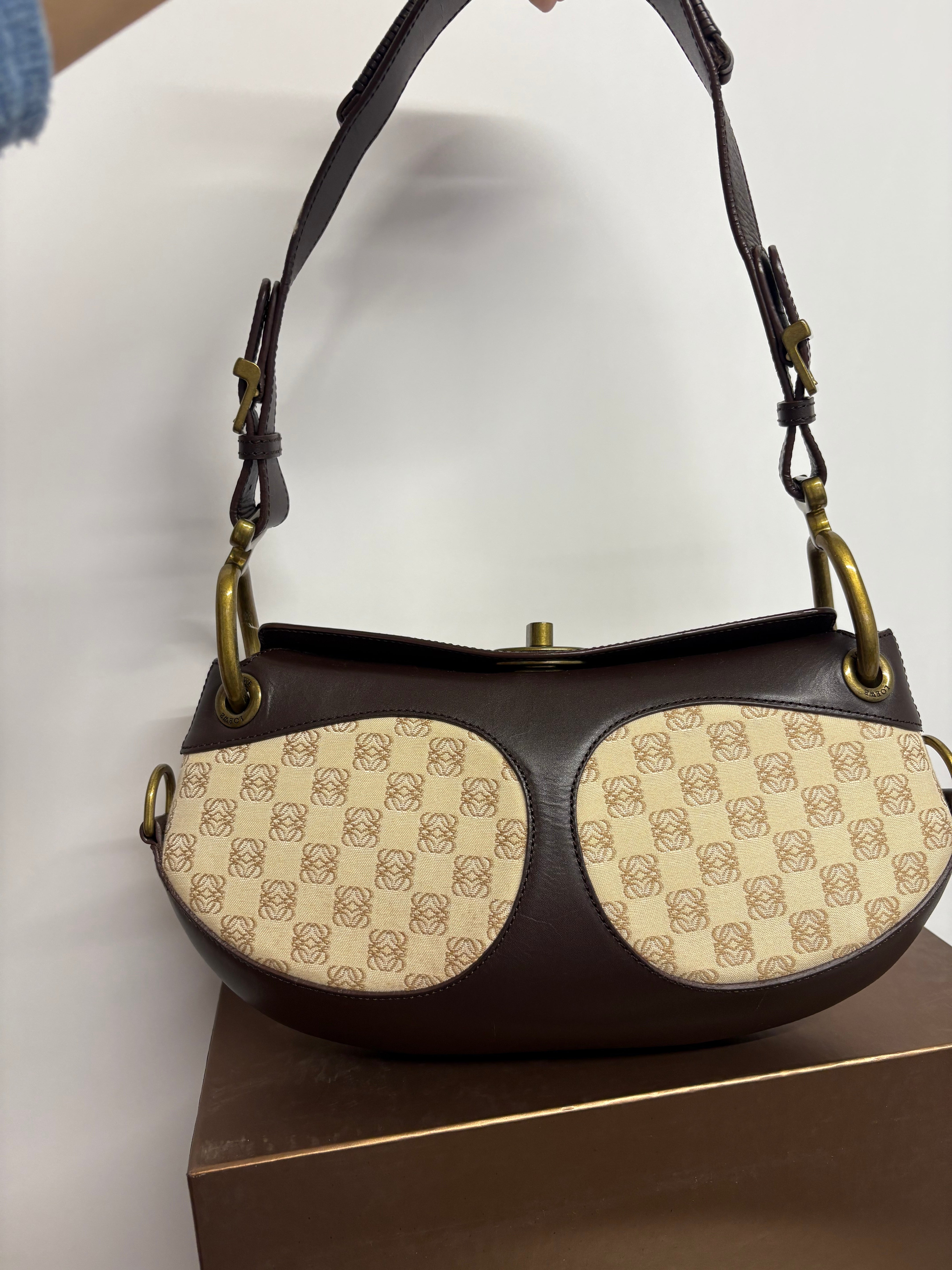 Loewe anagram lock shoulder bag canvas y piel marrón vintage