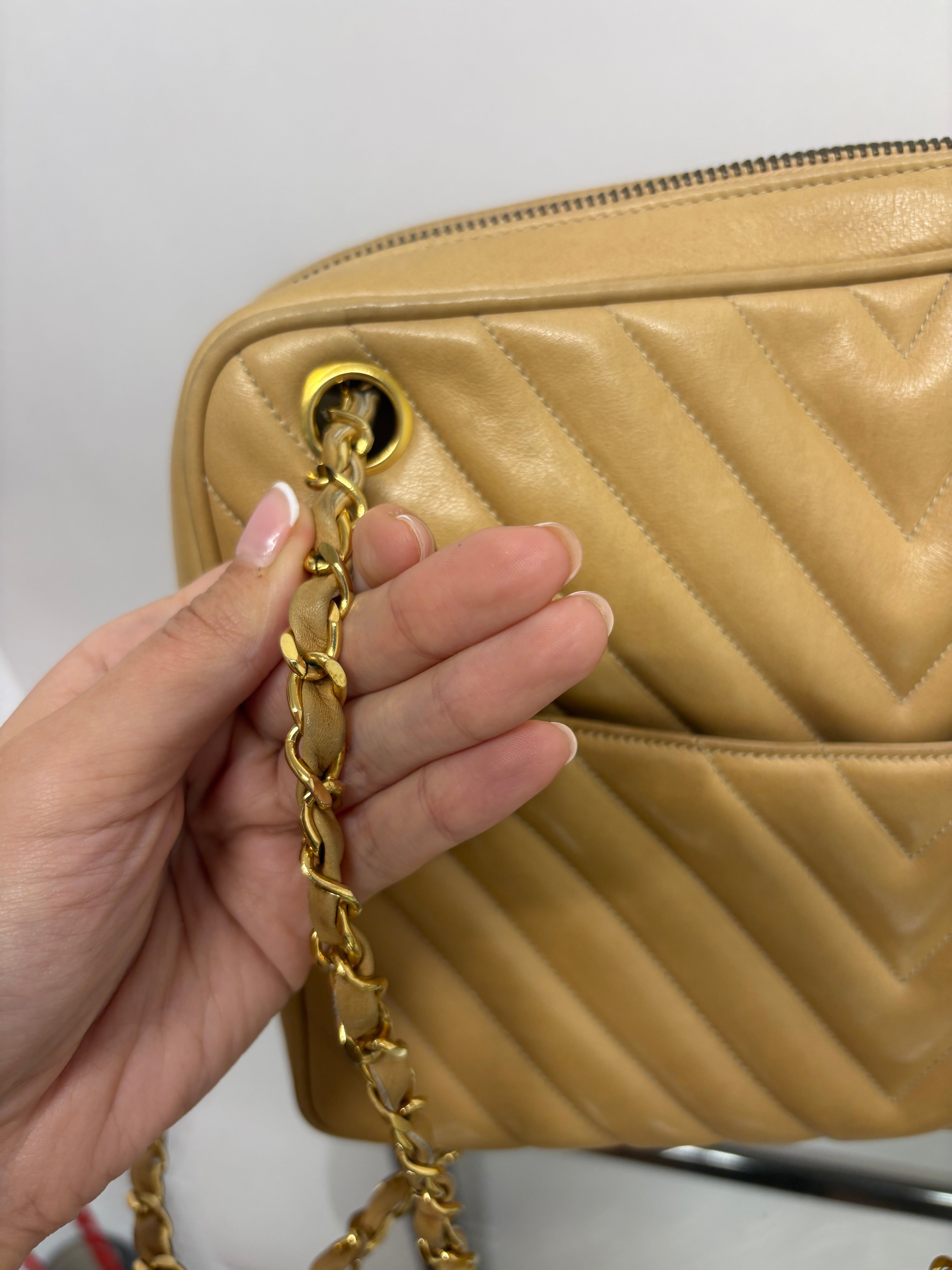 CHANEL V-Stitch Shoulder Bag Piel beige acolchada Chevron