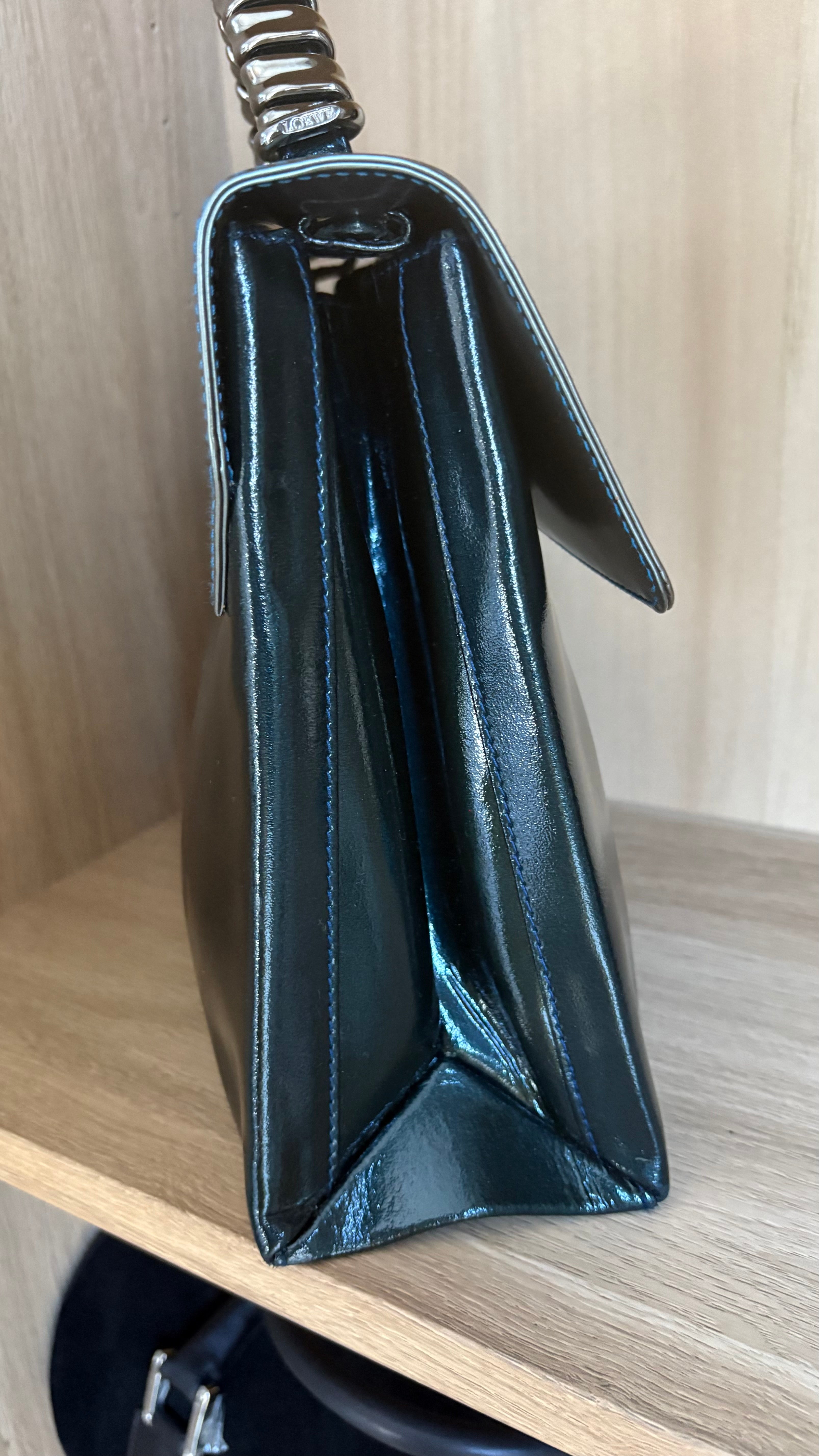 Bolso Loewe Velazquez Twist azul
oscuro/plateado