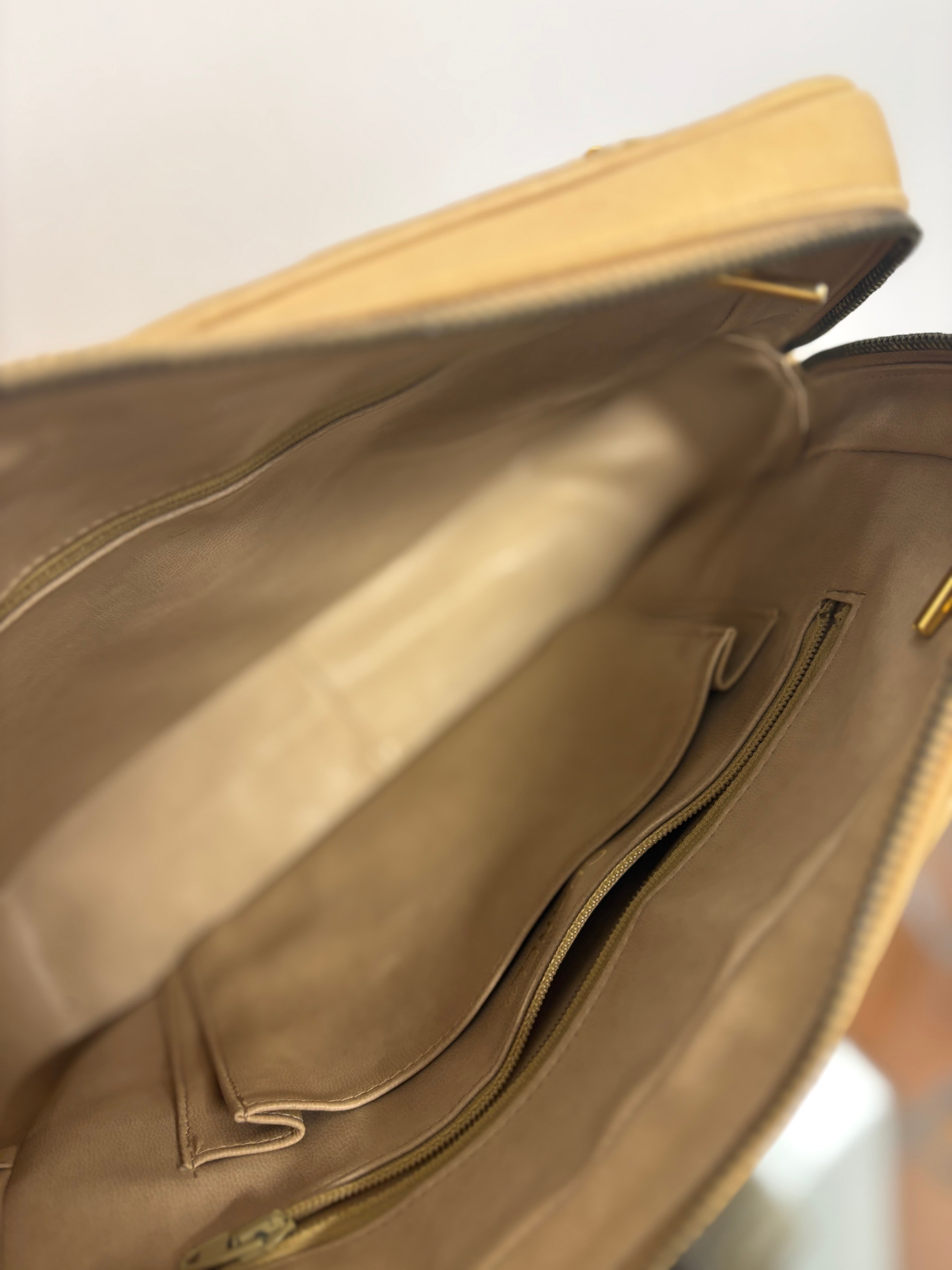 CHANEL V-Stitch Shoulder Bag Piel beige acolchada Chevron