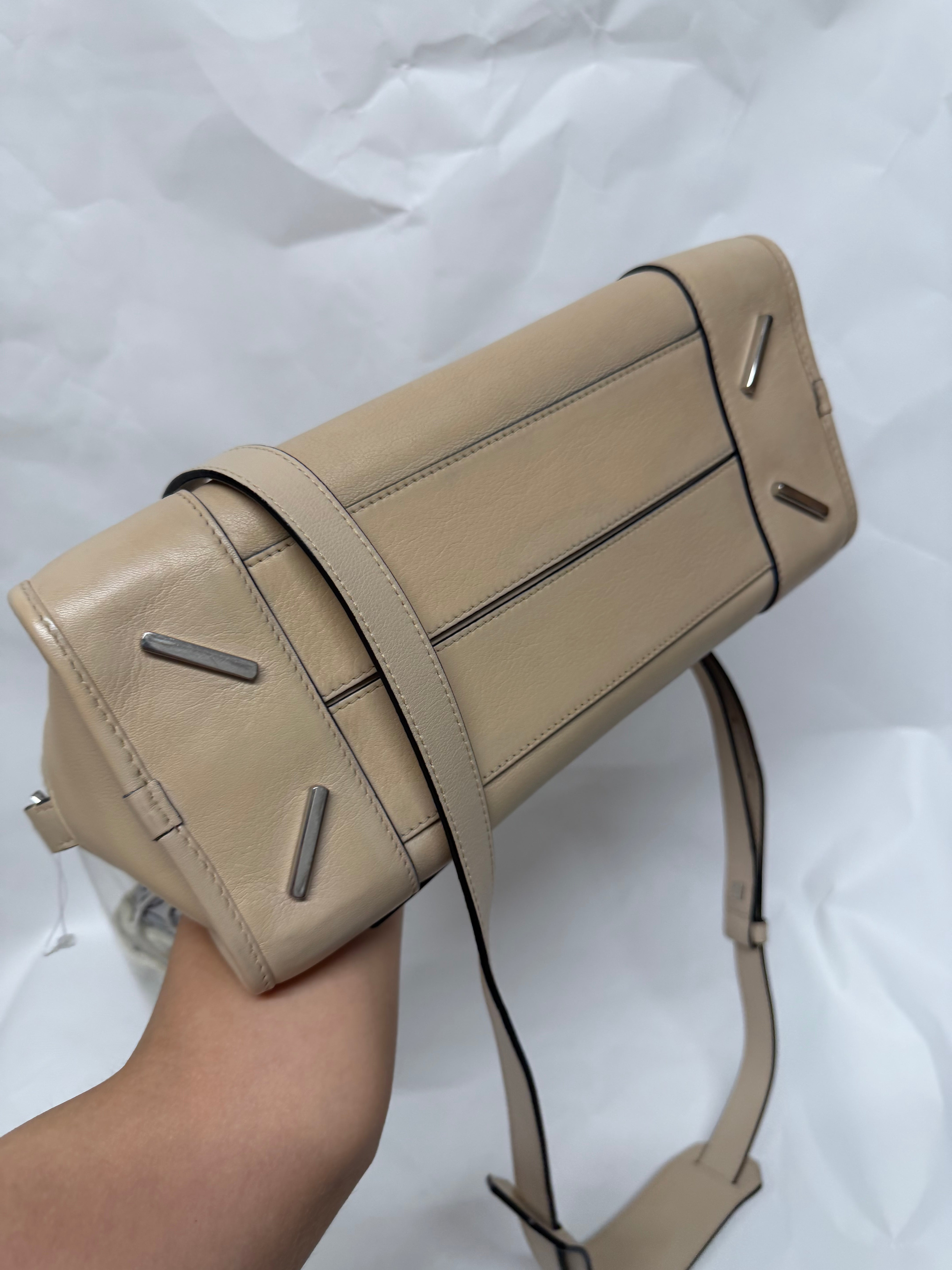 Loewe Amazona 28 beige arena con bandolera