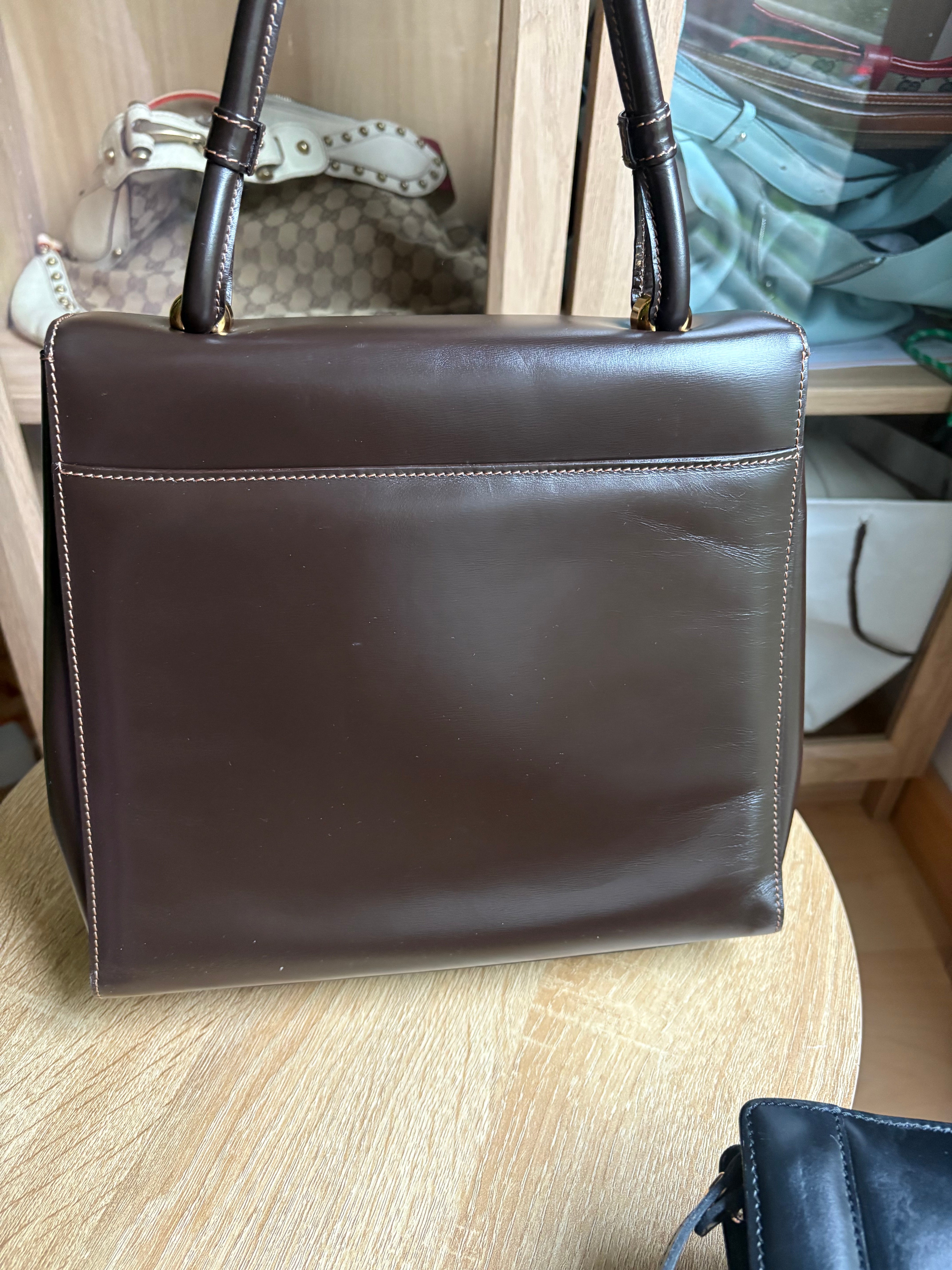Bolso vintage Loewe de piel marrón oscuro con asa rígida y bandolera