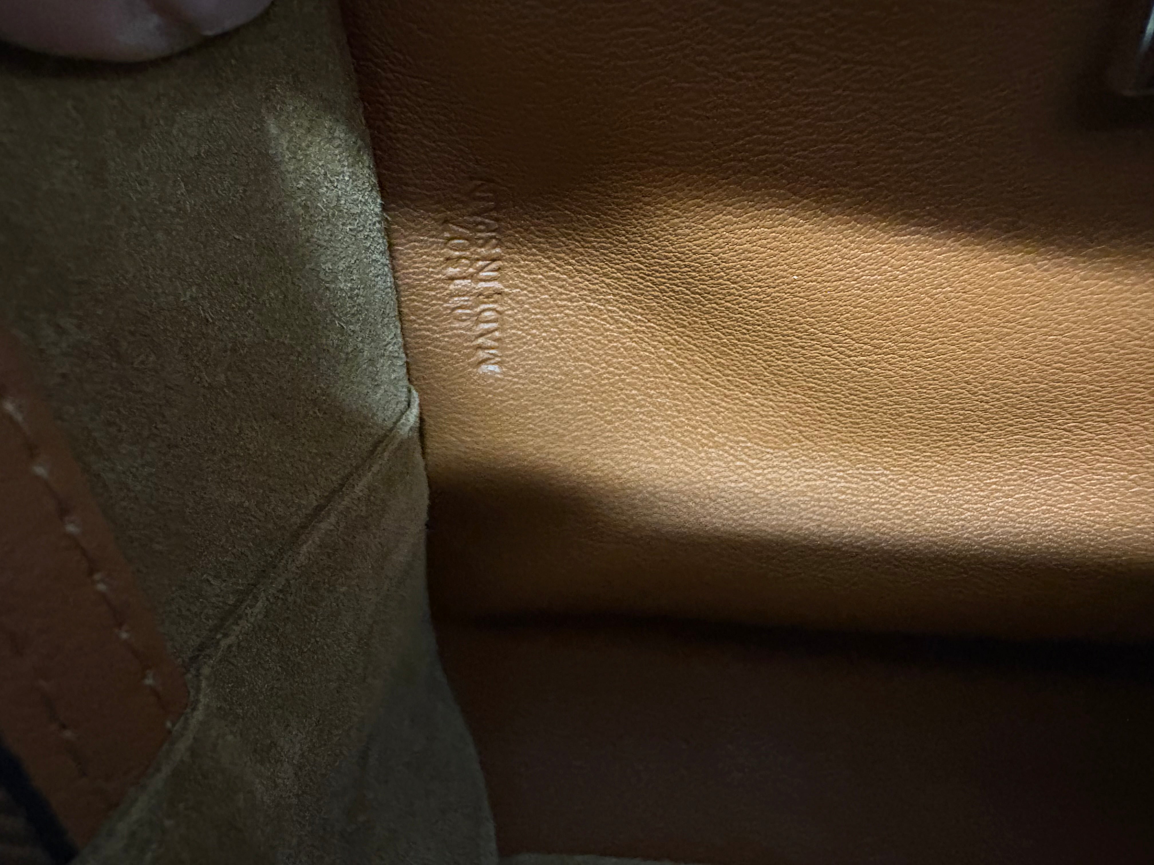 Loewe Amazona 30 Piel Camel con bandolera – Colección Clásica