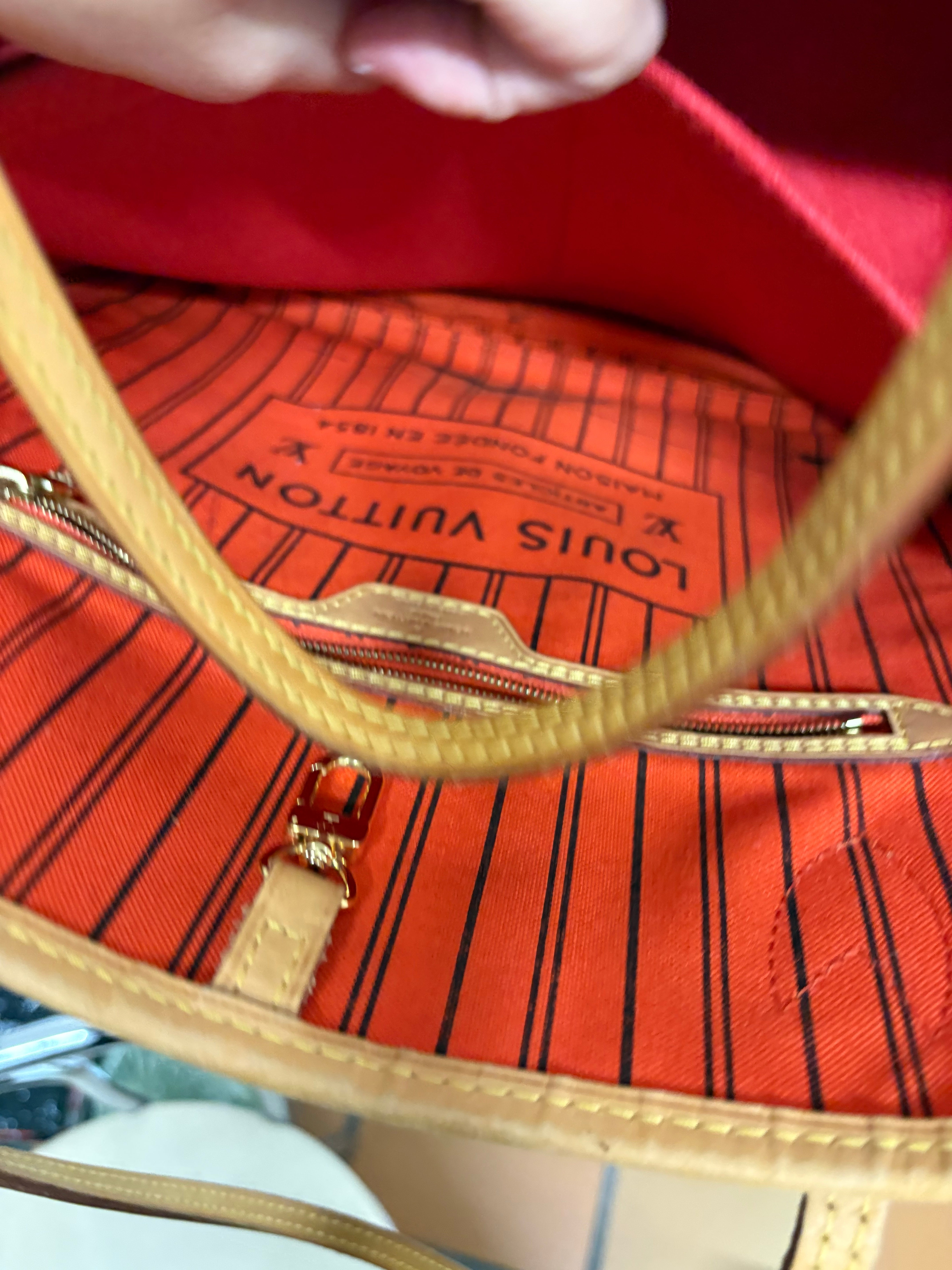 Louis Vuitton Neverfull MM Monogram Interior rojo