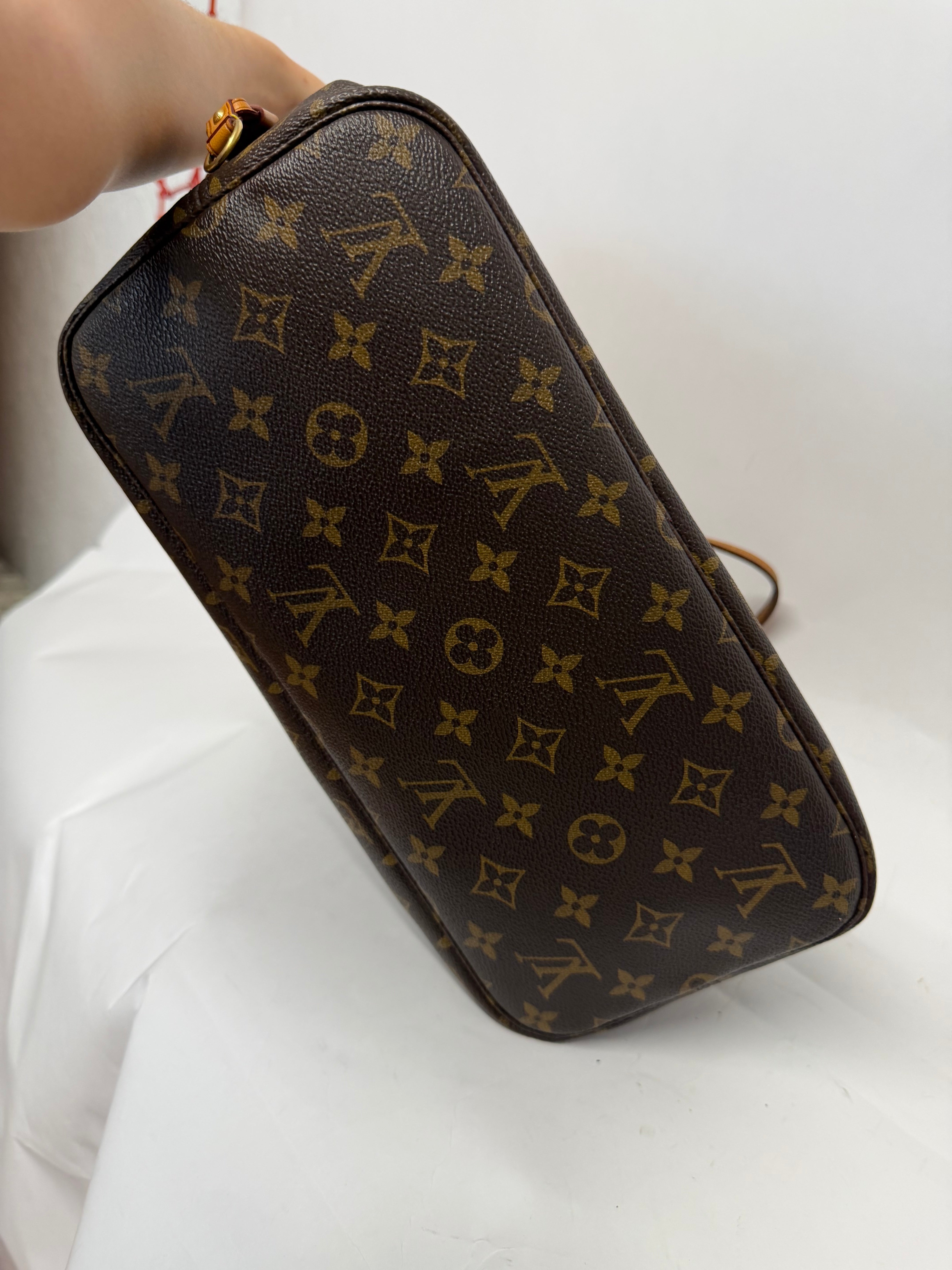 Louis Vuitton Neverfull MM Monogram Interior Fucsia