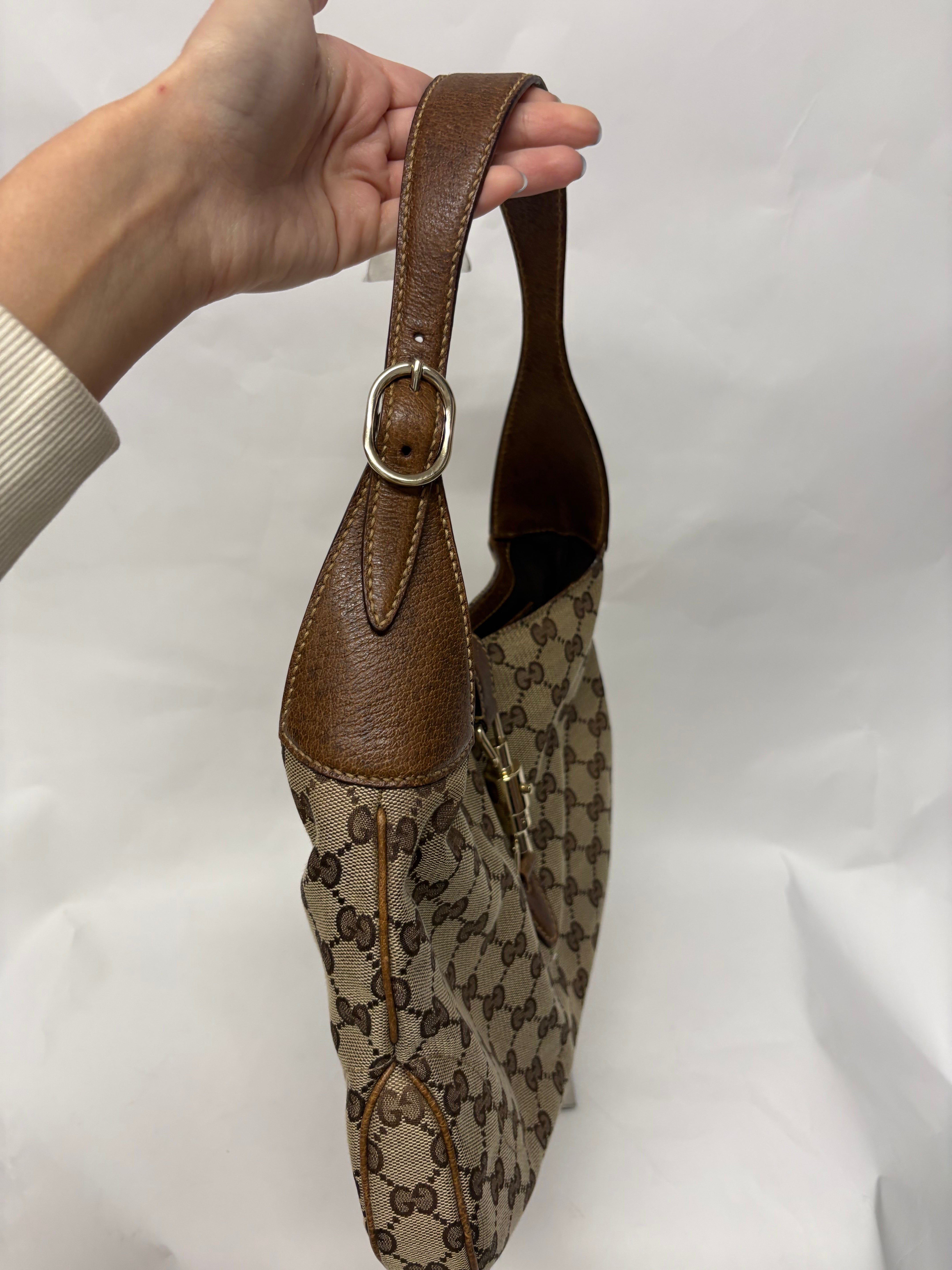 Gucci Jackie clásica GG canvas marrón con cierre pistón dorado