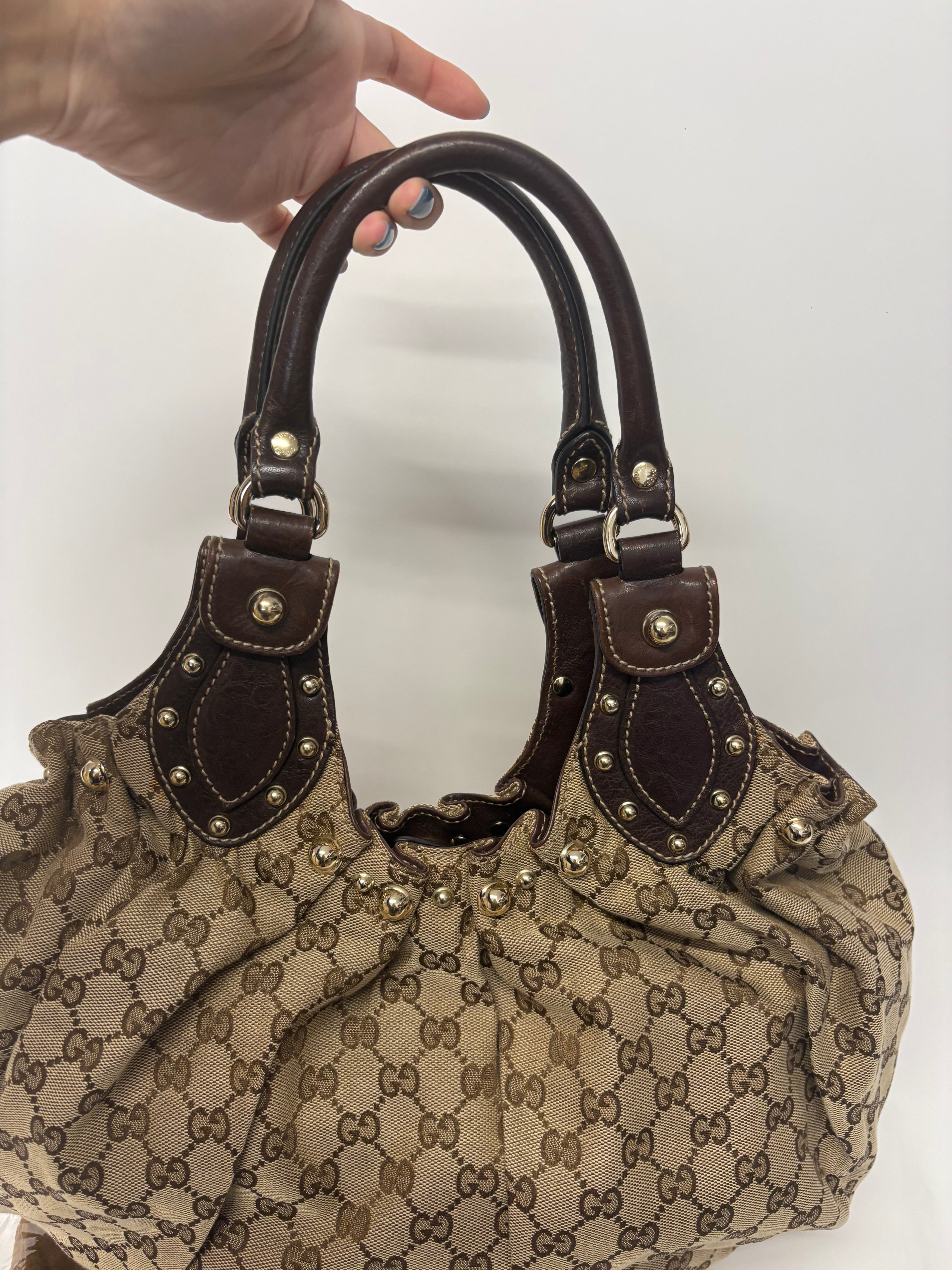 Gucci Pelham Tote GG Supreme Beige con Asas de Piel Marrón y Tachuelas Doradas mediano