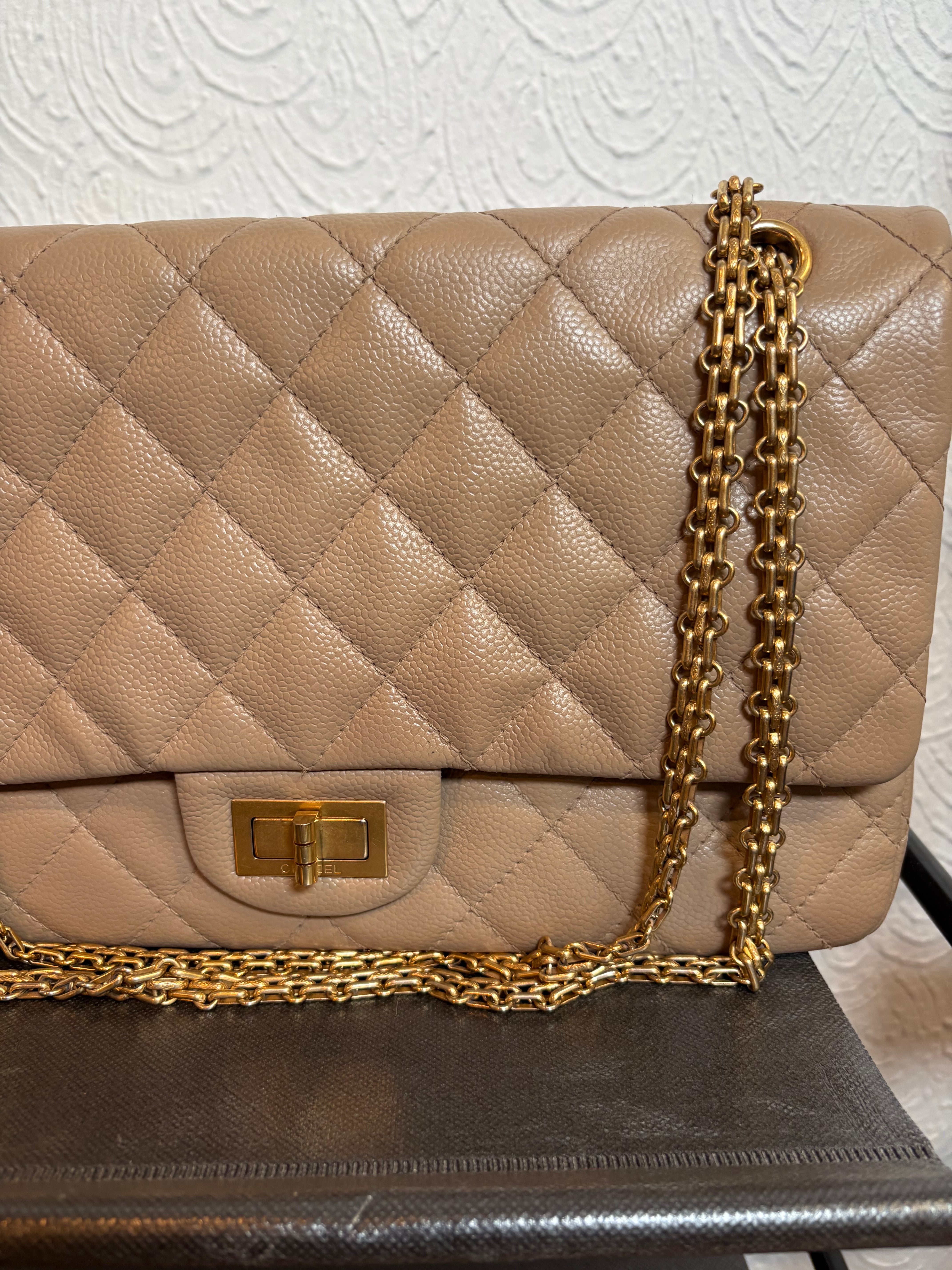 CHANEL 2.55 Double Flap Beige Caviar Cadena Doble Dorada