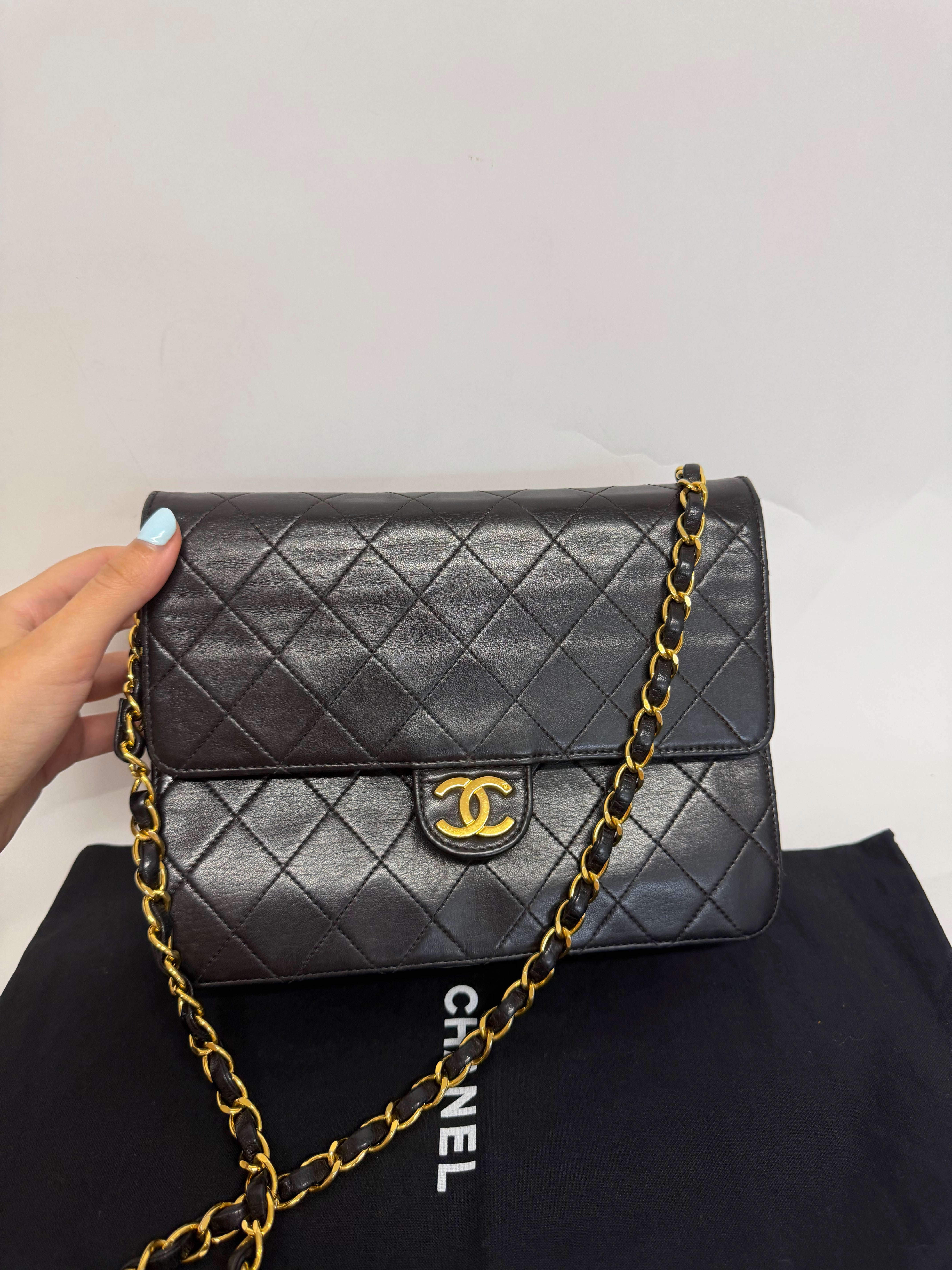 Chanel timeless Push Lock 22 Matelassé Cadena Piel Cordero Negra