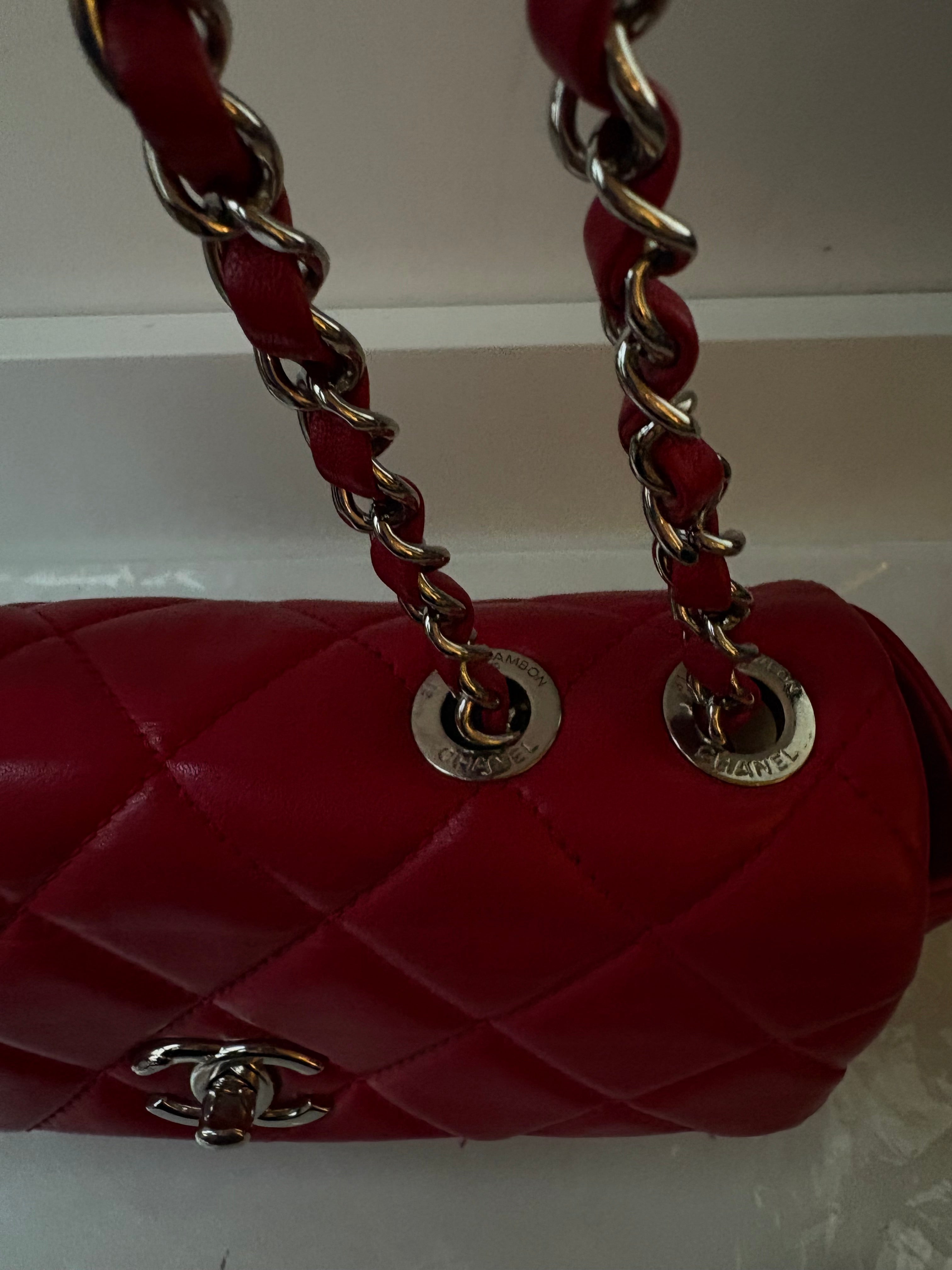 Chanel Mini Flap Medallion Charm rojo -  Métiers d’Art Paris–Rome 2015