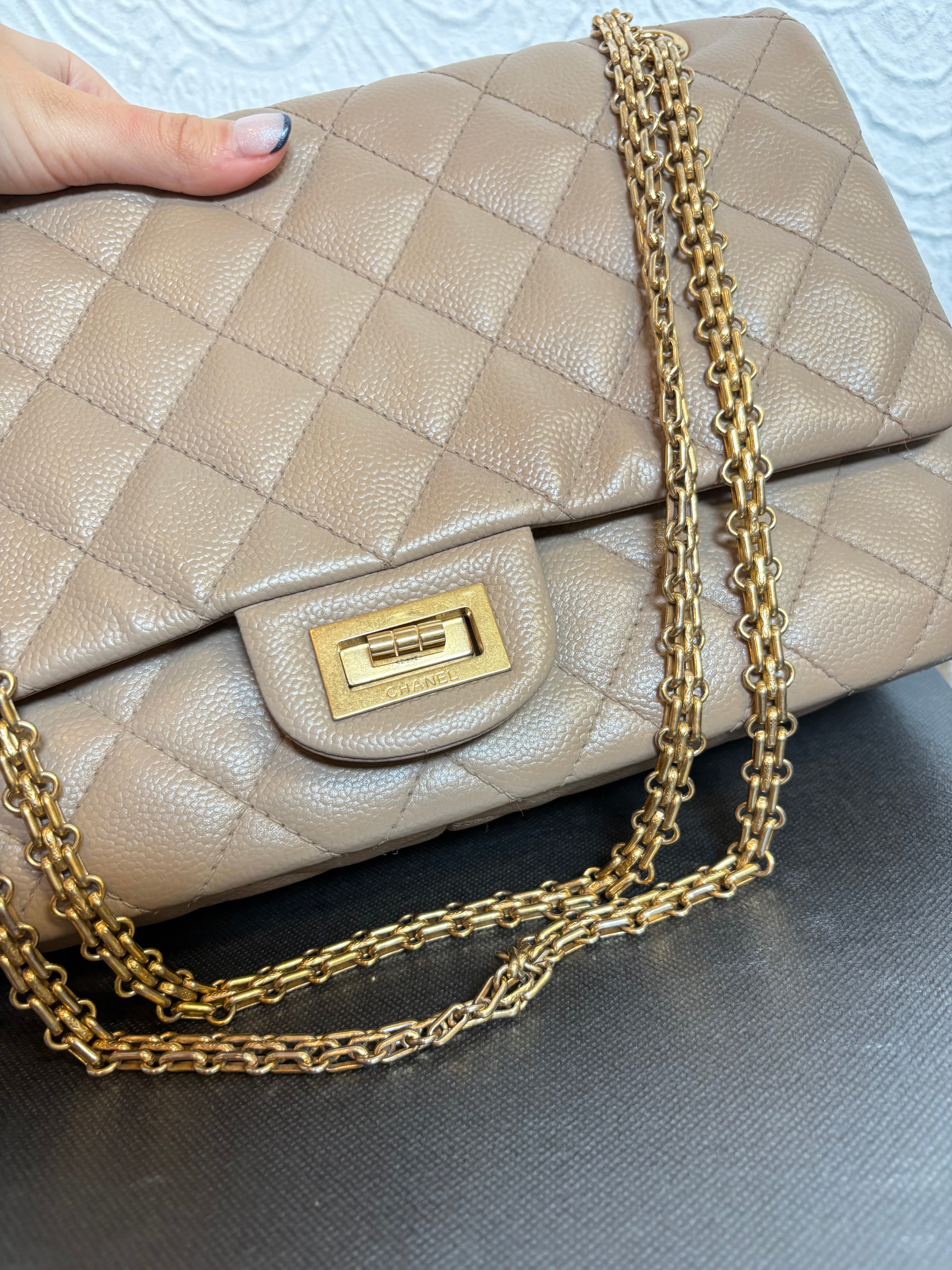 CHANEL 2.55 Double Flap Beige Caviar Cadena Doble Dorada