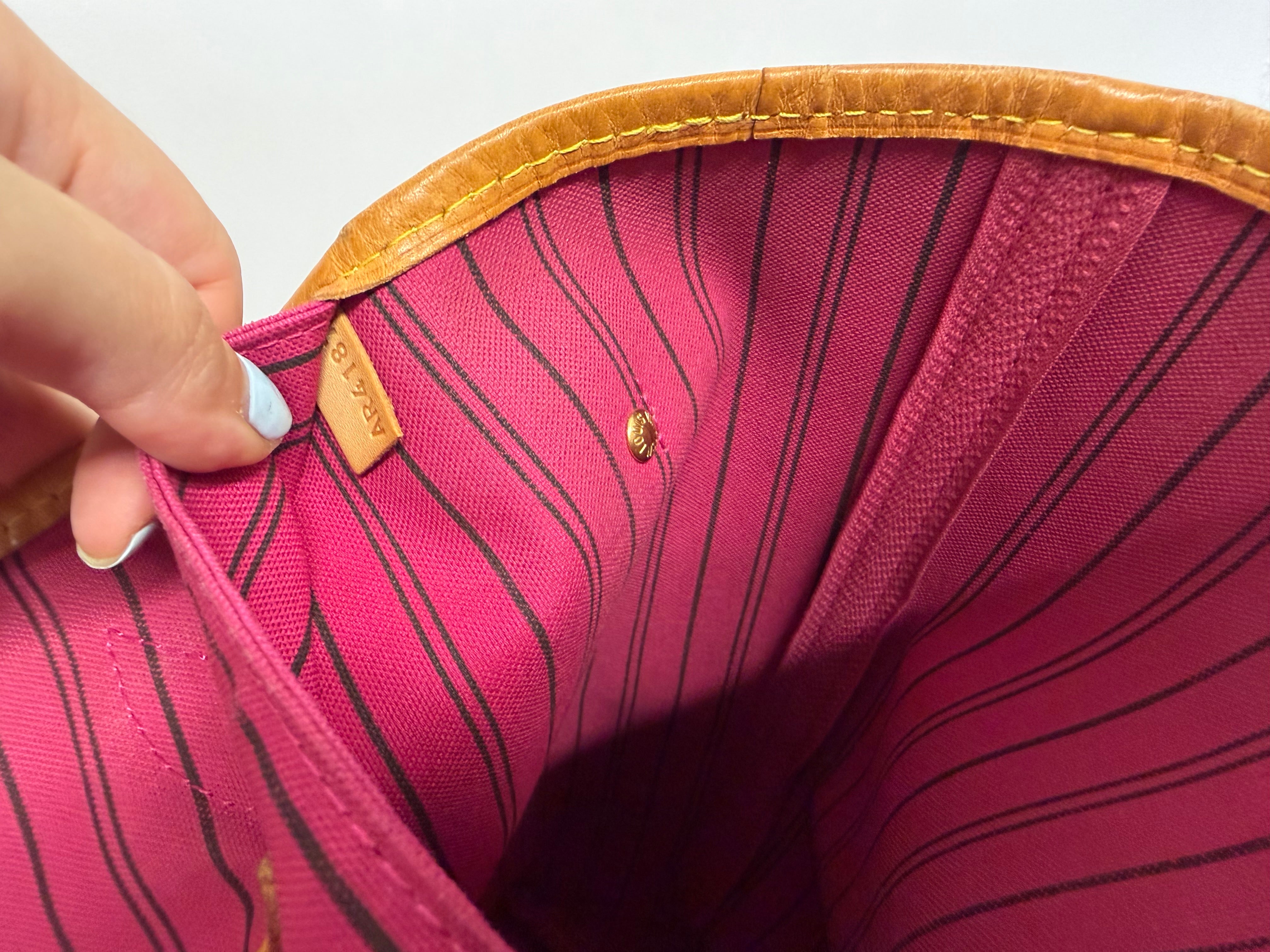Louis Vuitton Neverfull MM Monogram Interior Fucsia