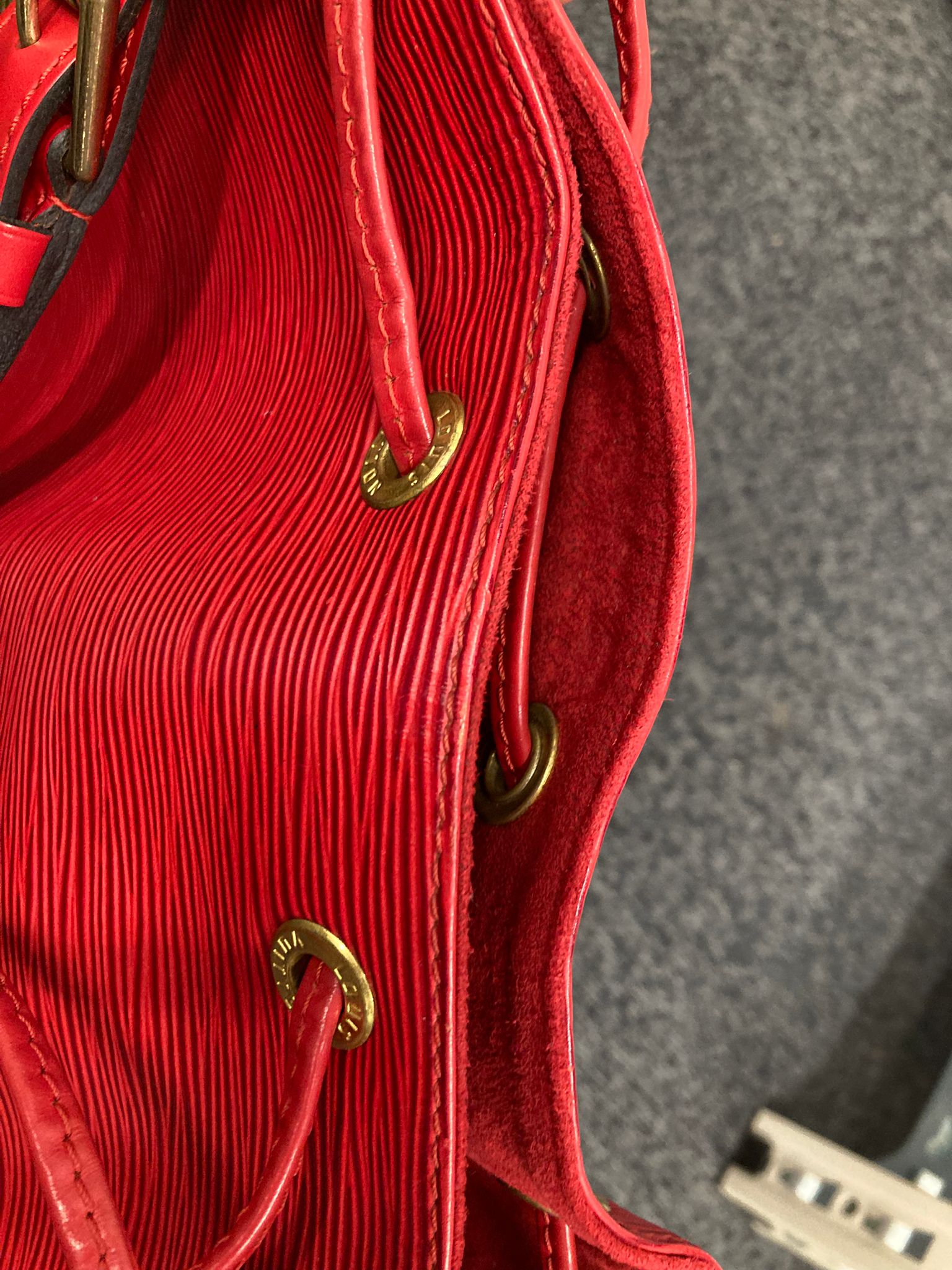 Louis Vuitton Noé Petit en piel Epi roja