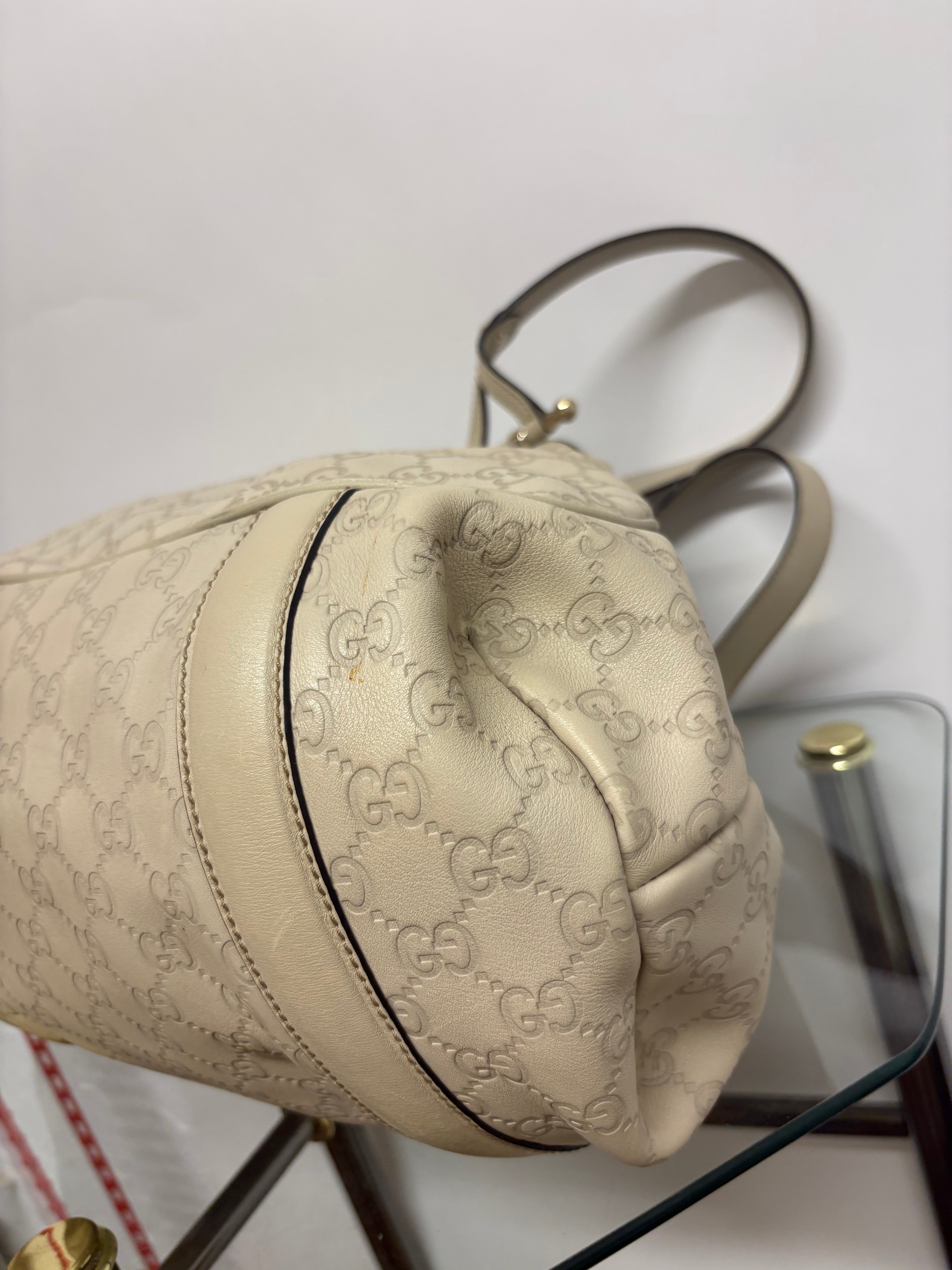 Gucci Pelham grande en piel Guccissima blanca marfil