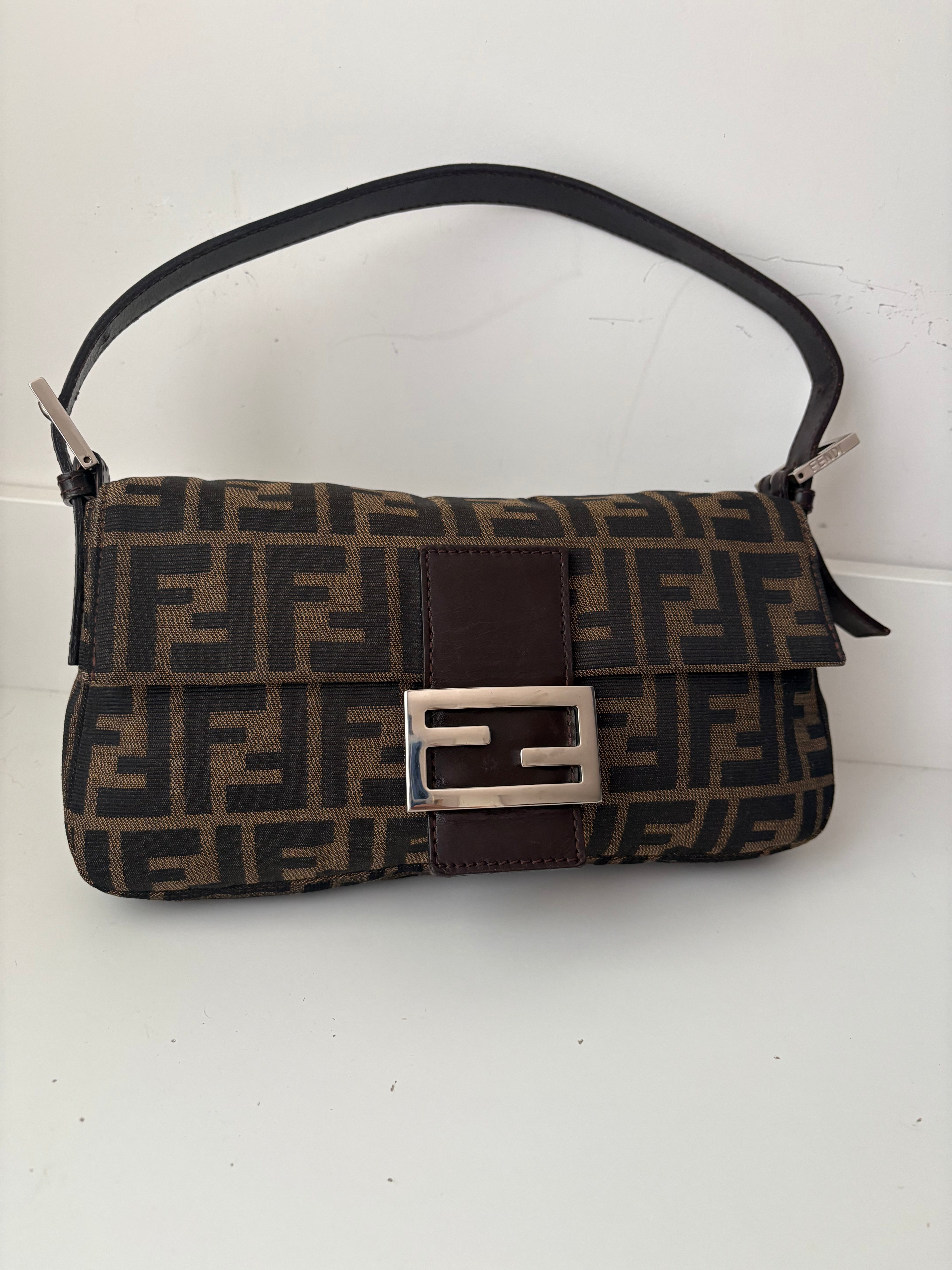 Fendi Baguette Clásica Vintage en canvas Zucca marrón con herrajes plateados