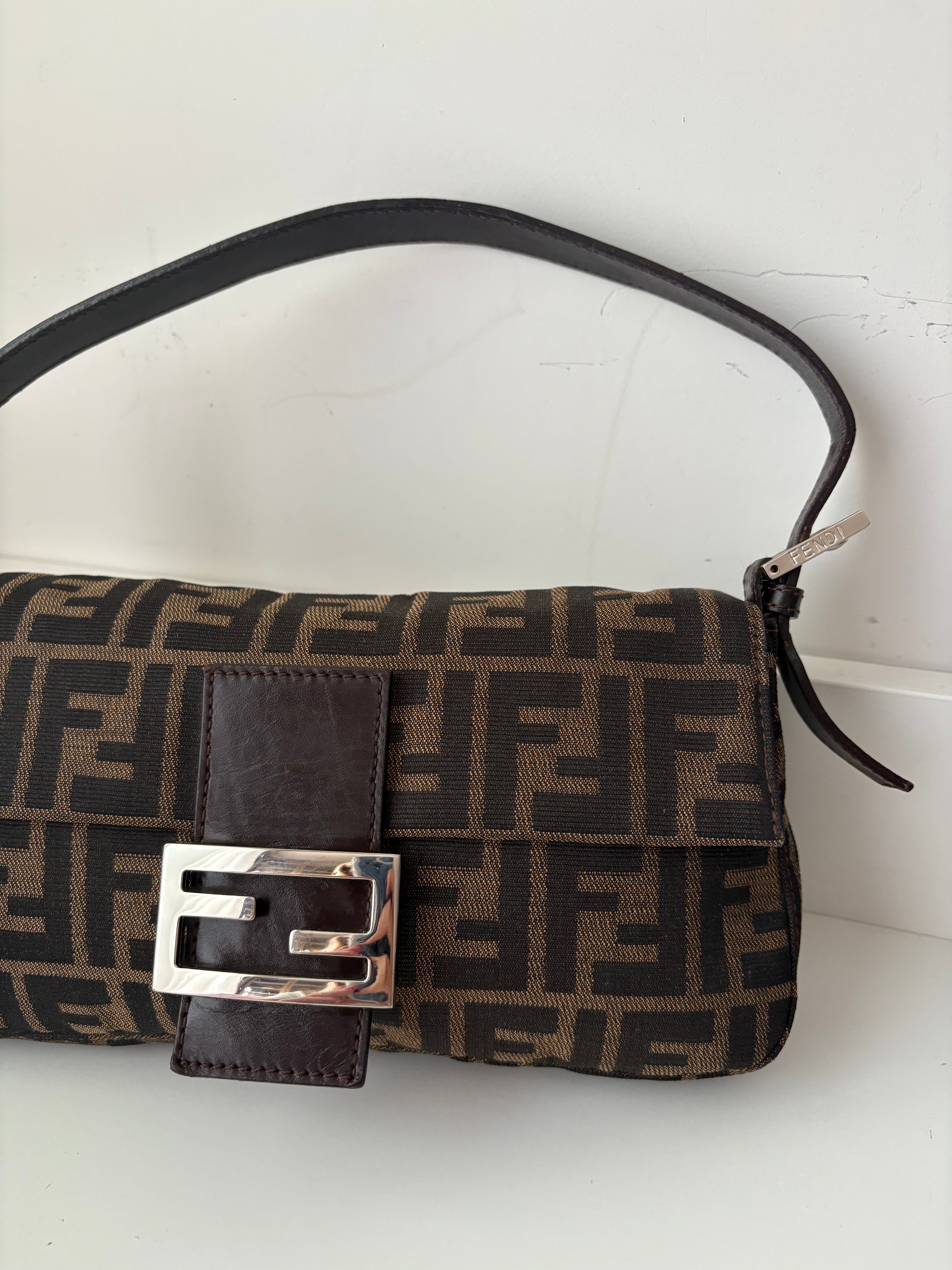 Fendi Baguette Clásica Vintage en canvas Zucca marrón con herrajes plateados