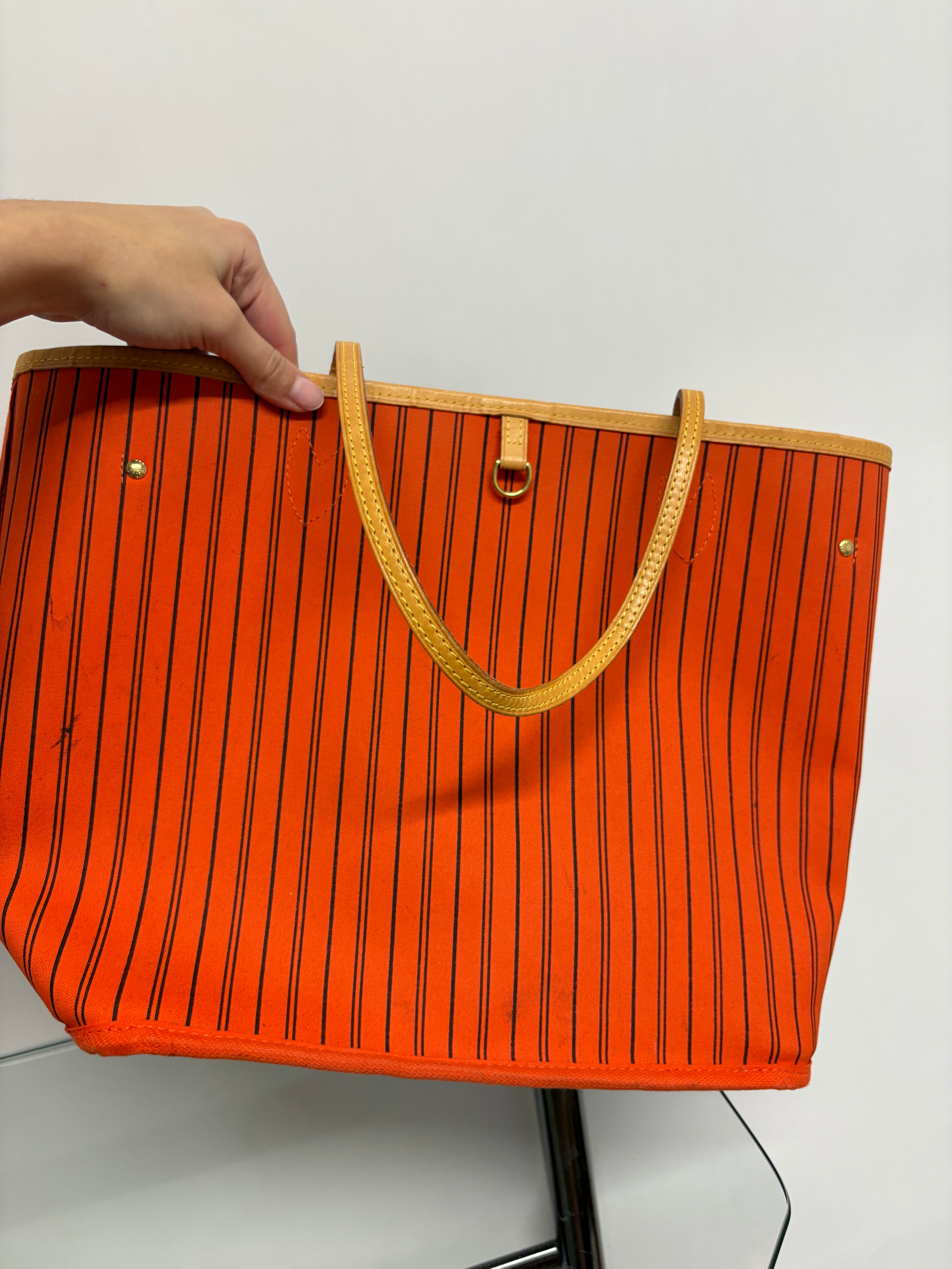 Louis Vuitton Neverfull MM Monogram Interior rojo