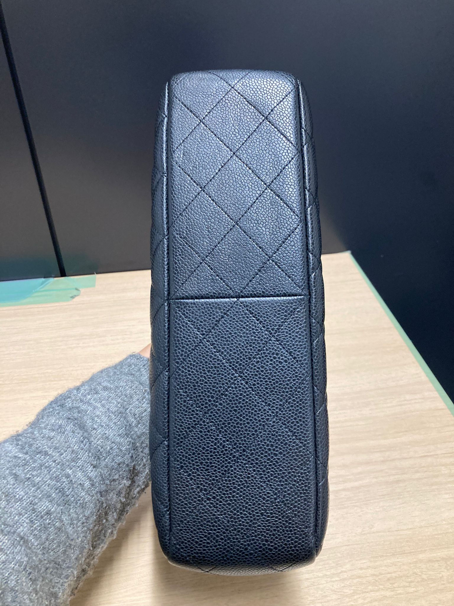 Bolso Classic Flap 30 en piel caviar negra con herrajes dorados