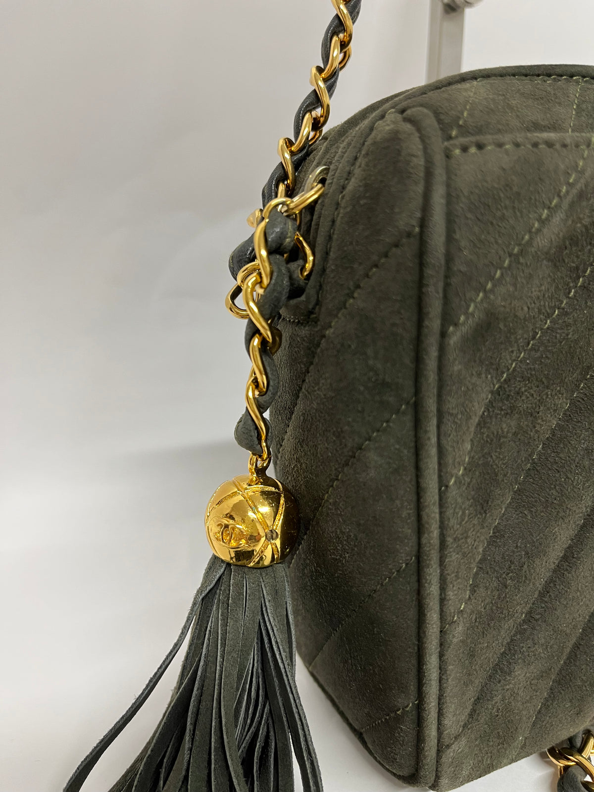 Chanel Camera Bag Mini Ante Verde Acolchado Chevron con Borla · Serie 3