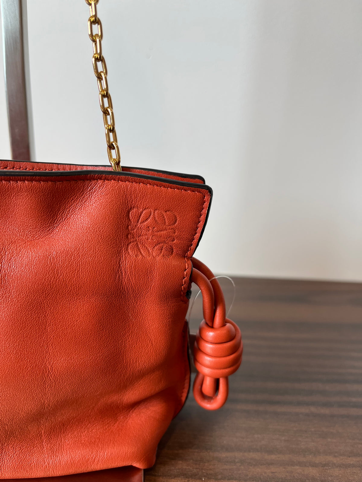 Loewe Flamenco Nano Piel Coral con Bandolera de Cadena Dorada