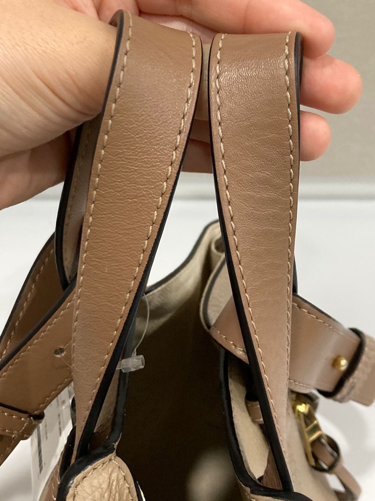 Loewe Hammock Compact en piel de ternera graneada beige