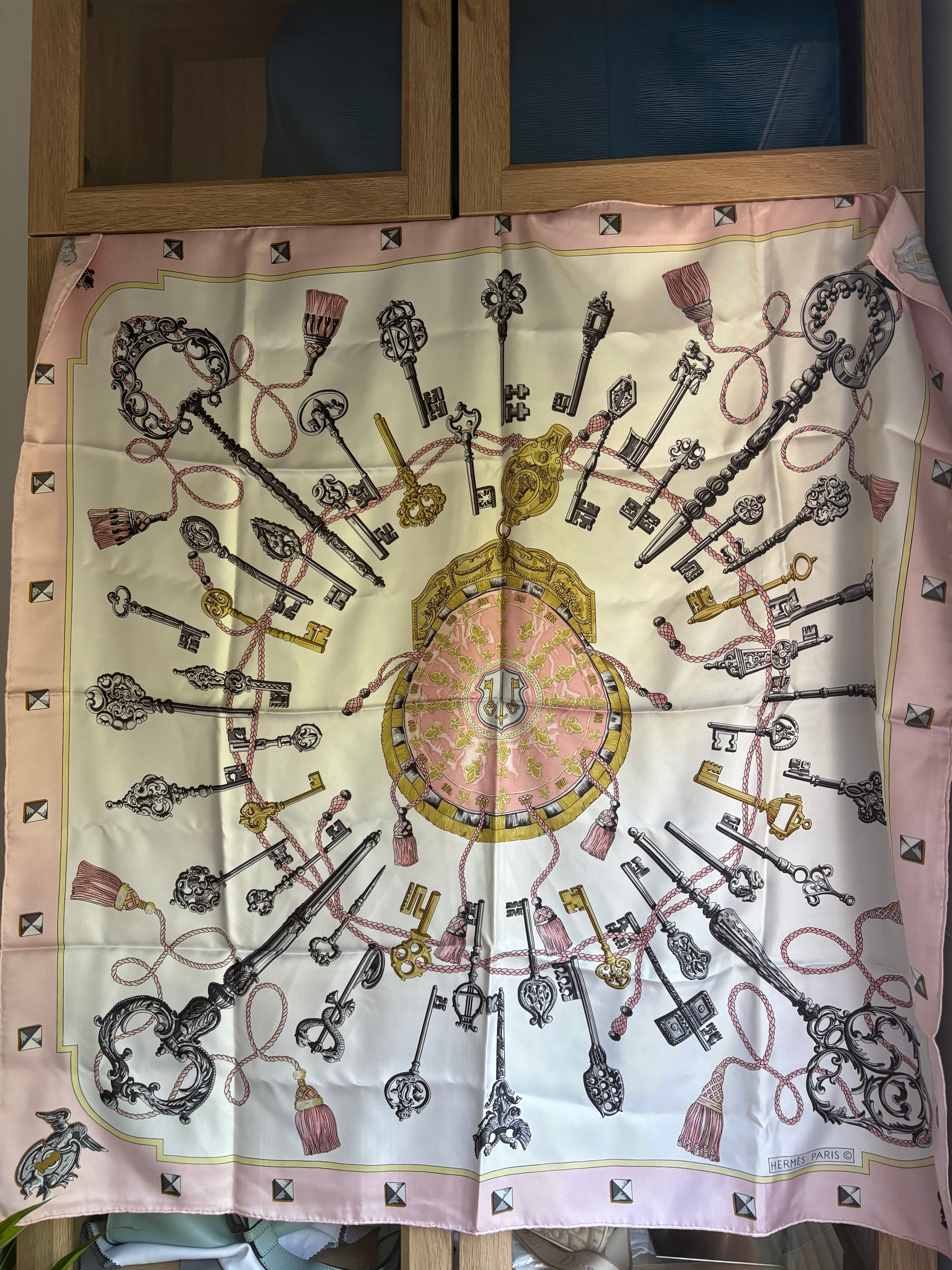 Hermès – Carrè Pañuelo de Seda 88 cm Rosa Claro con Motivo de Llaves en Negro y Dorado