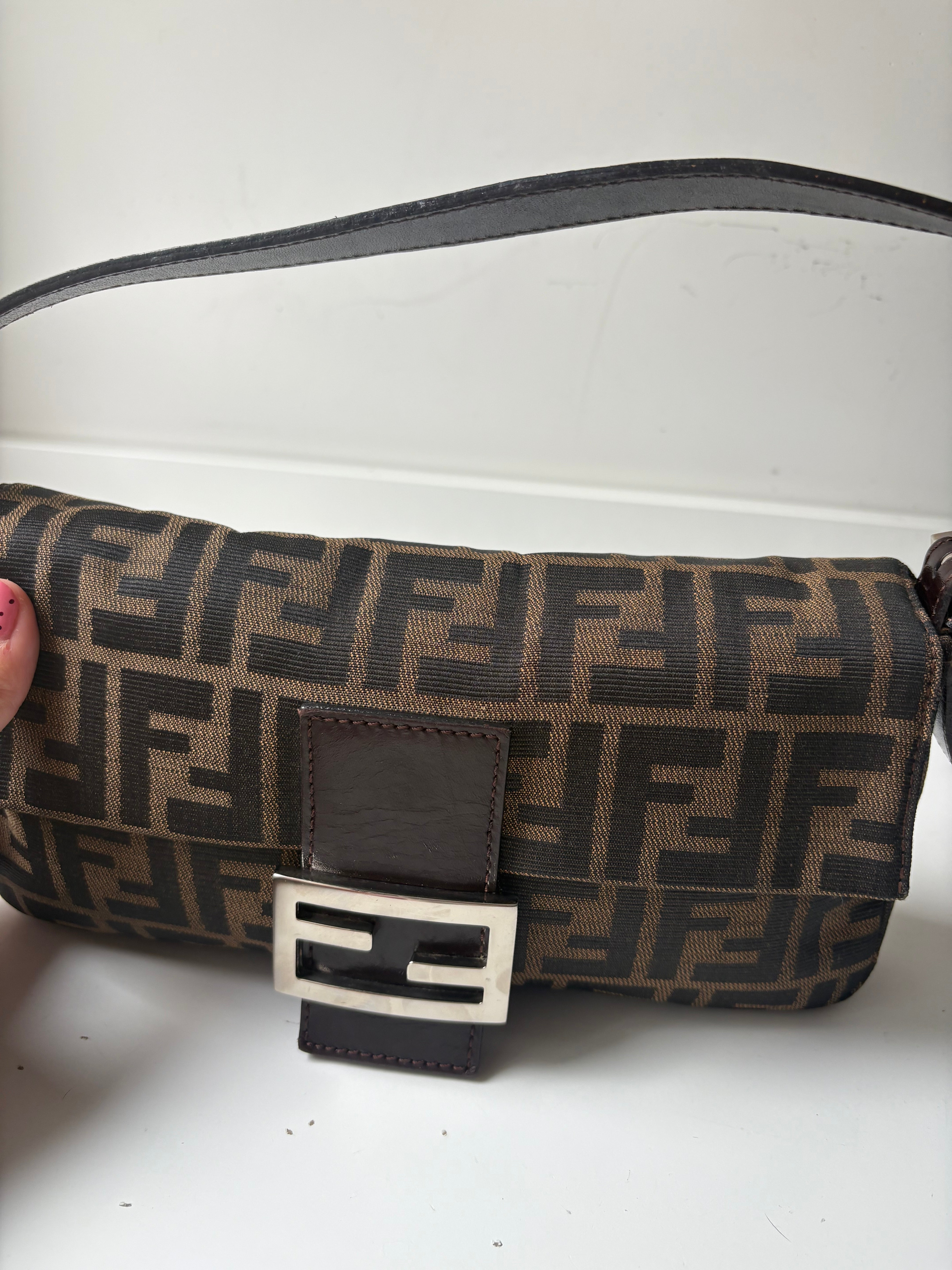 Fendi Baguette Clásica Vintage en canvas Zucca marrón con herrajes plateados