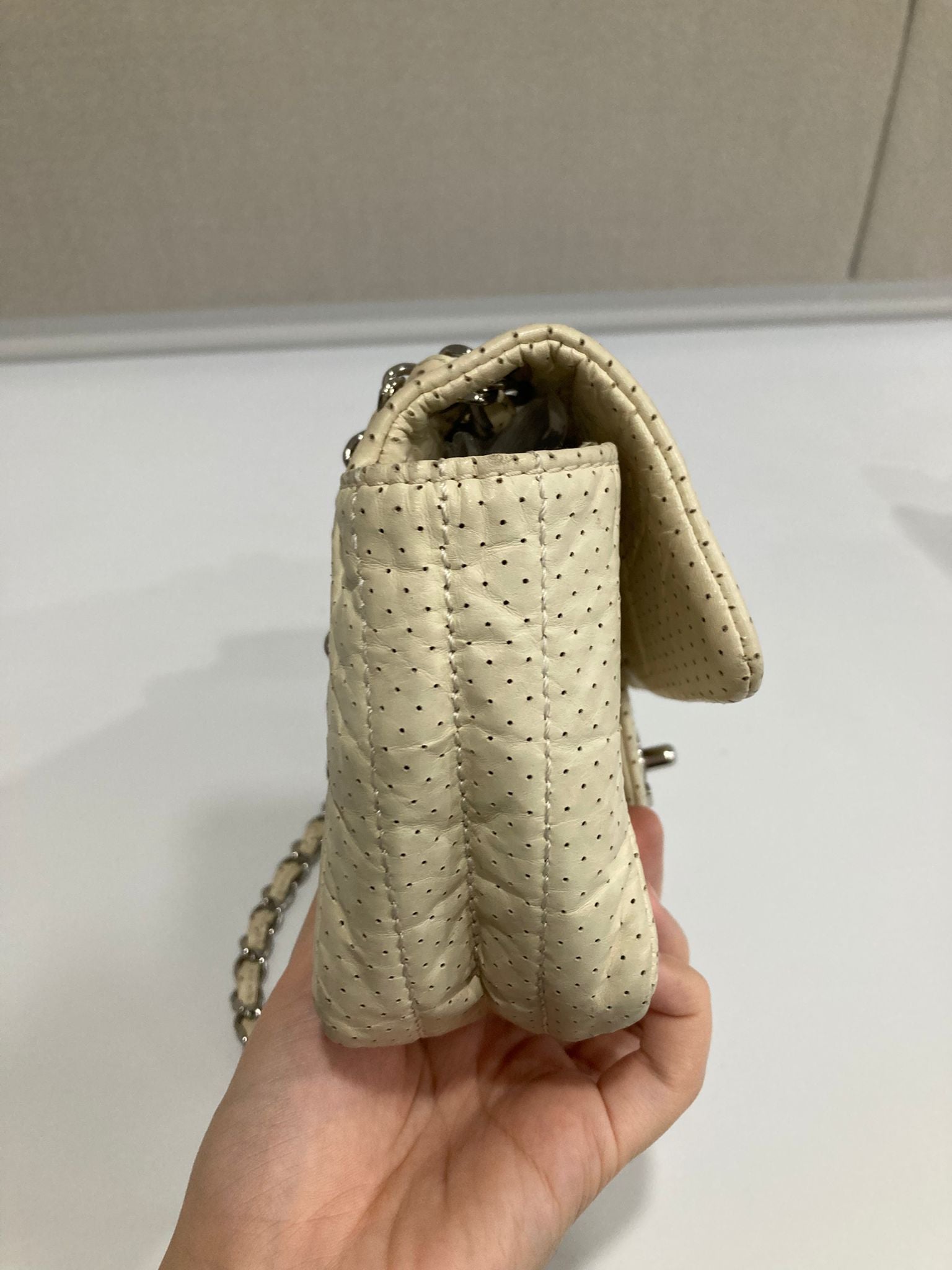 Chanel one flap acolchado perforado blanco roto
