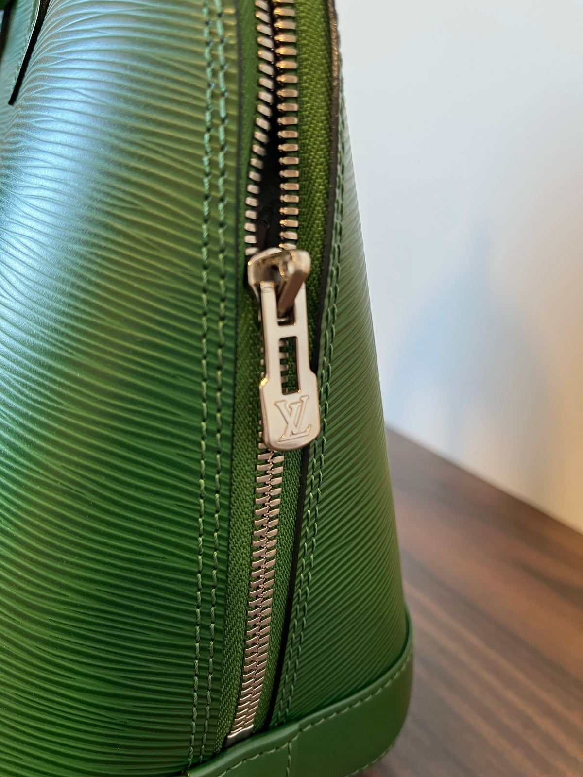 Louis Vuitton Alma PM Piel Epi Verde · Herrajes Plata · con Candado y Clochette