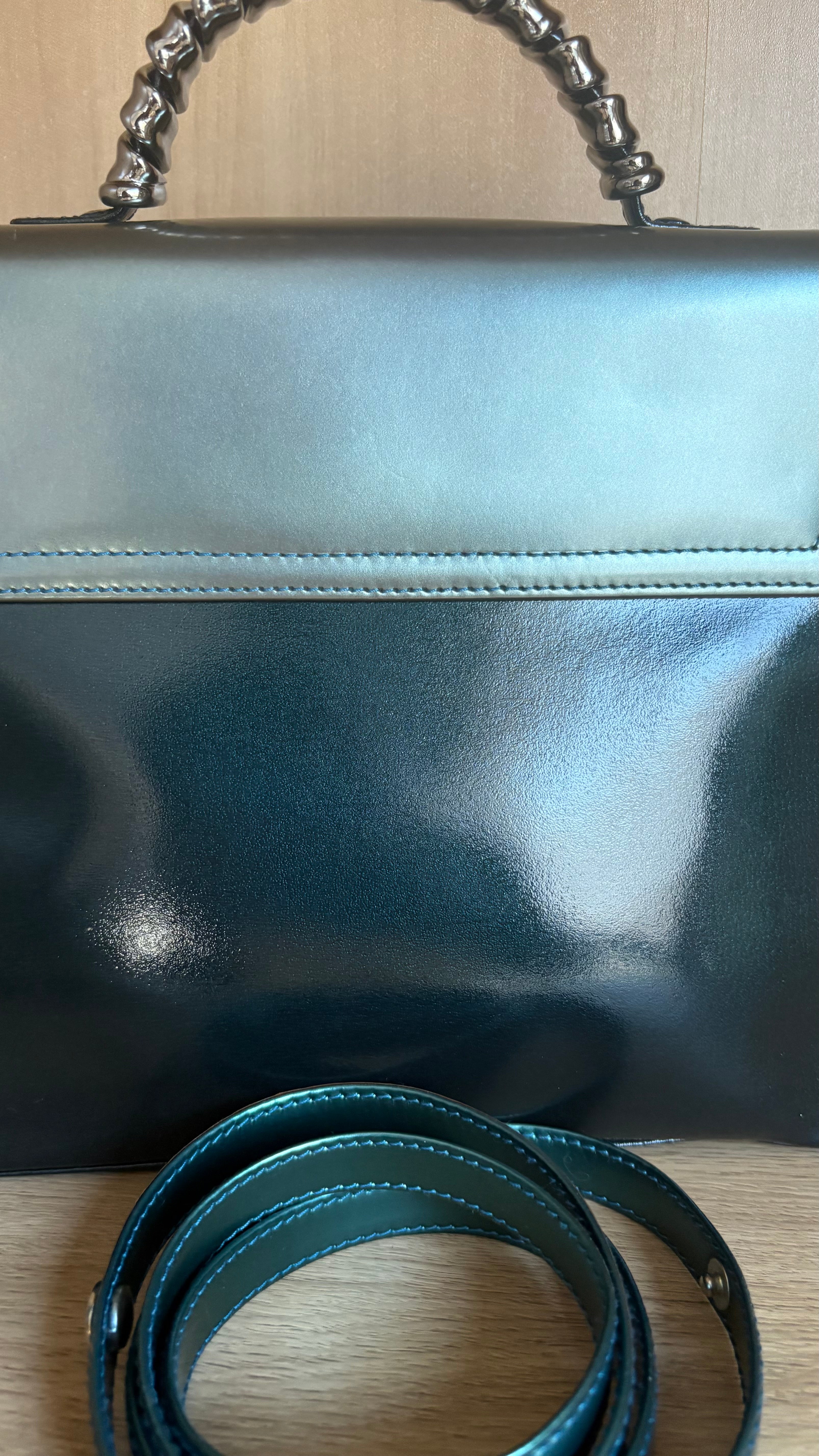 Bolso Loewe Velazquez Twist azul
oscuro/plateado
