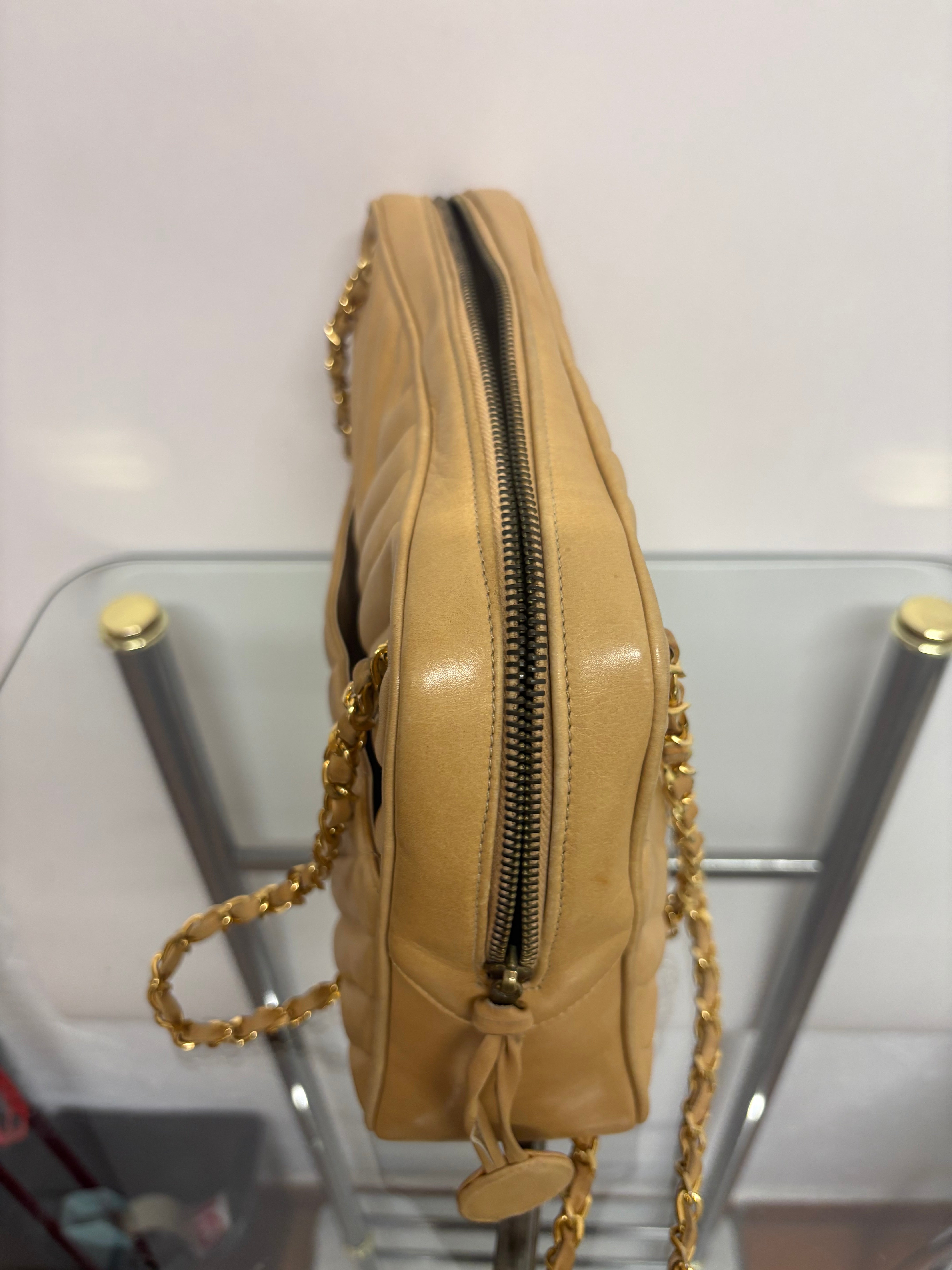 CHANEL V-Stitch Shoulder Bag Piel beige acolchada Chevron