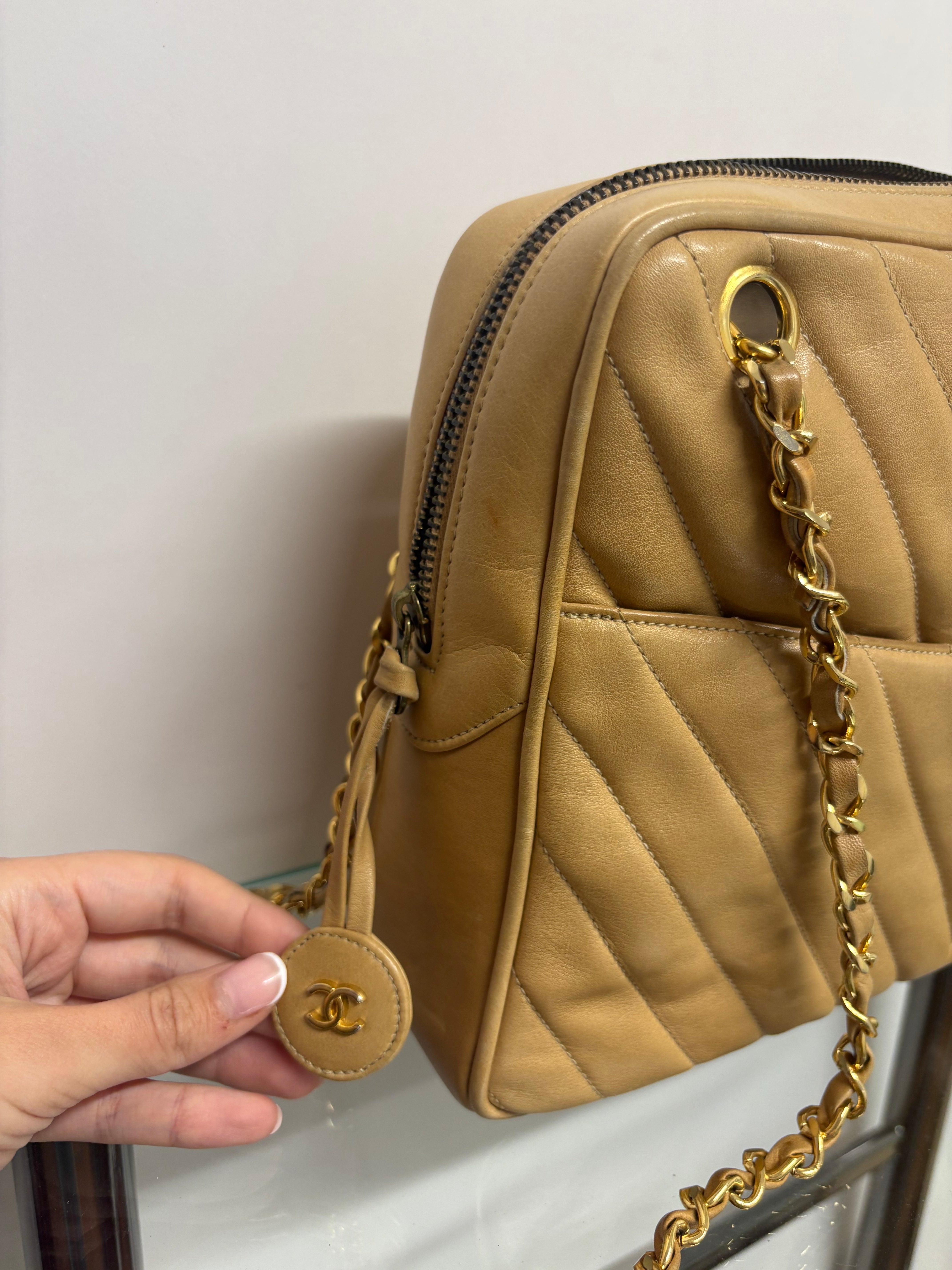 CHANEL V-Stitch Shoulder Bag Piel beige acolchada Chevron