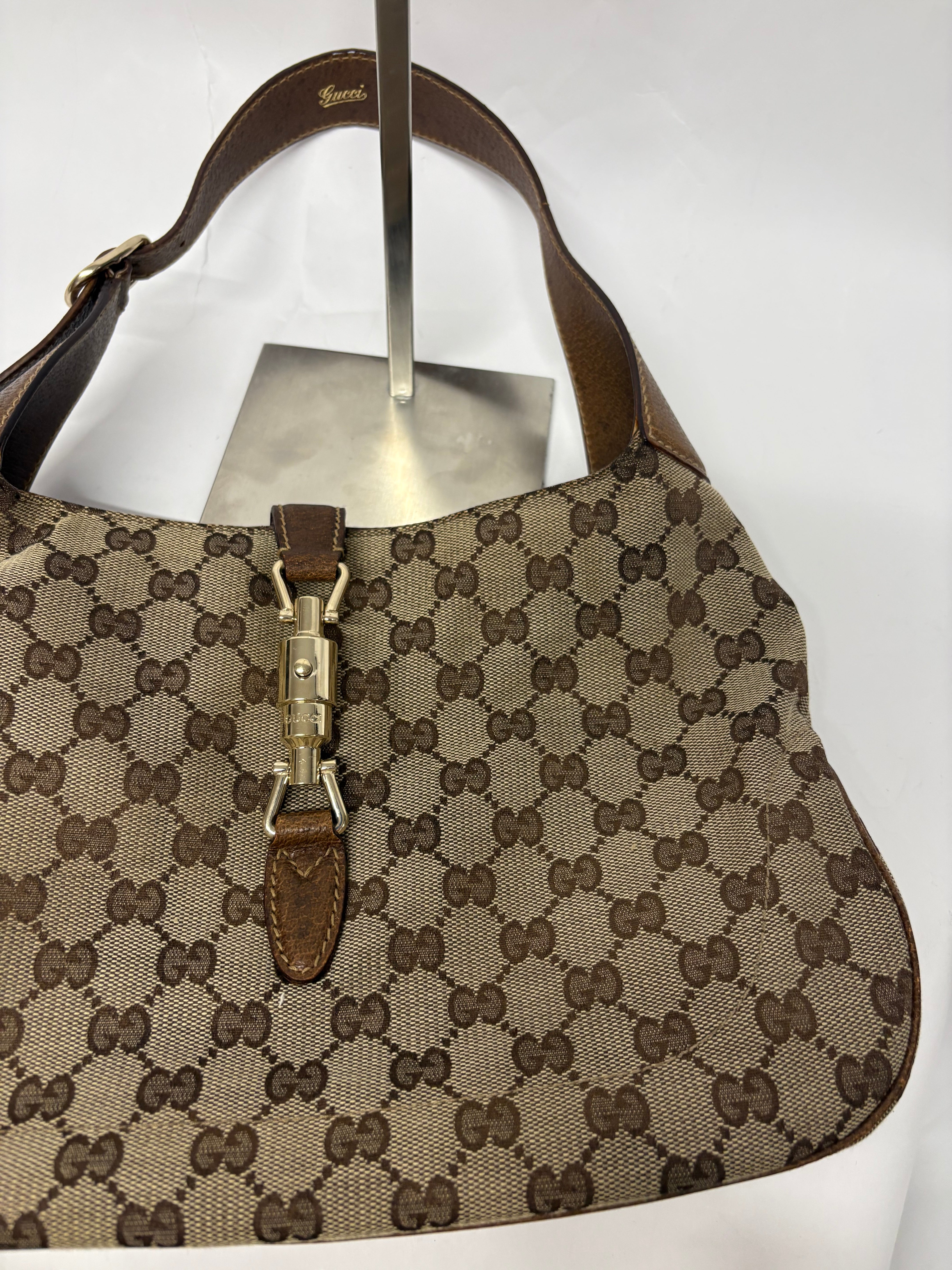 Gucci Jackie clásica GG canvas marrón con cierre pistón dorado