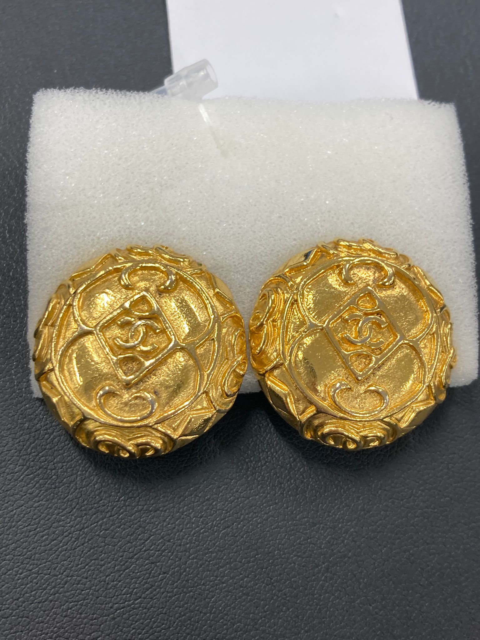 Pendientes Chanel Vintage Coco Mark redondos dorados