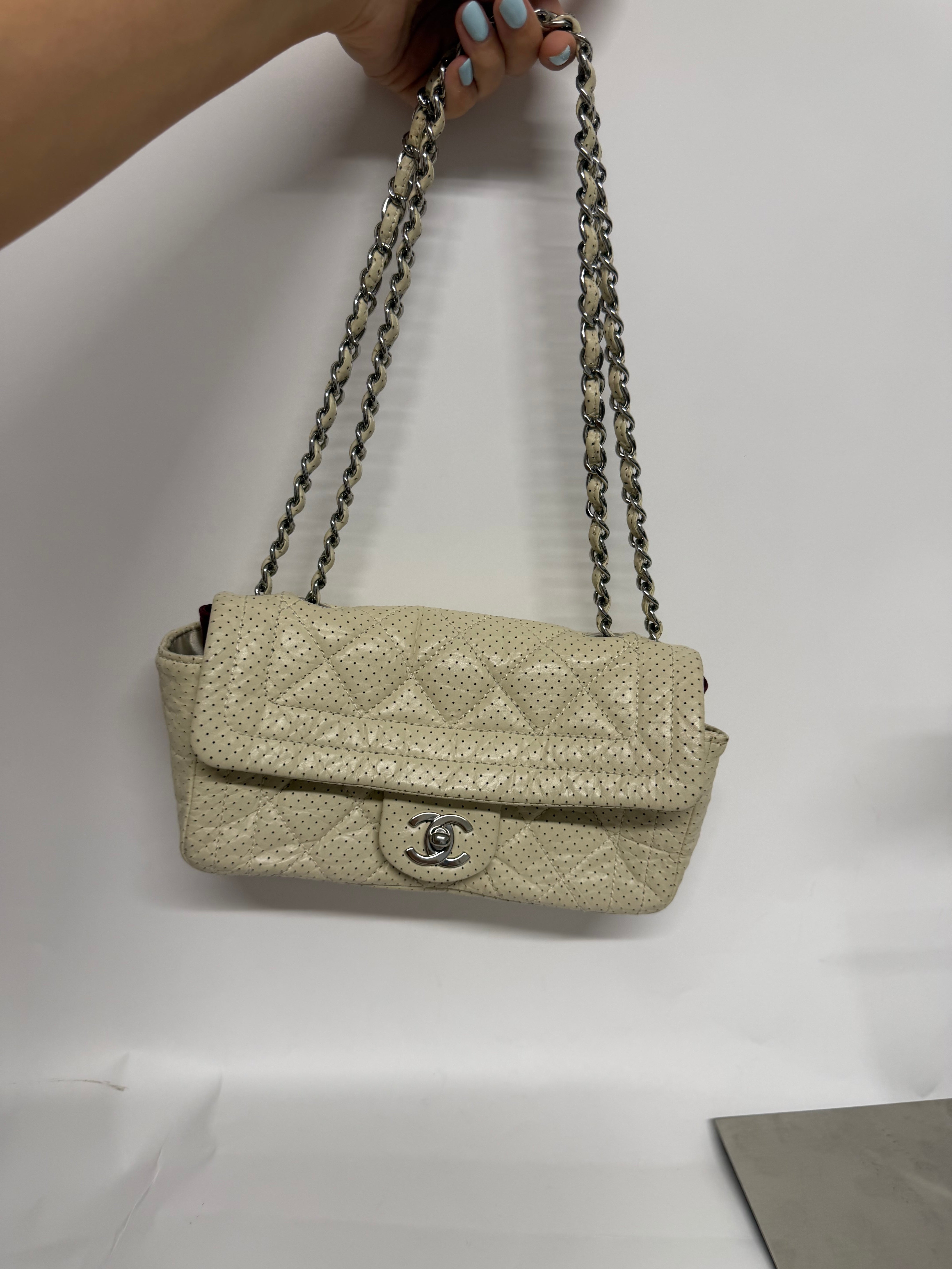 Chanel One Flap Small · Piel Perforada Marfil · Herrajes Plata